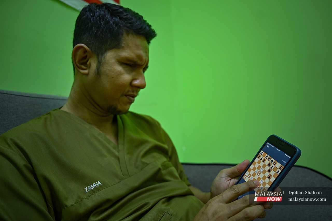 In his spare time, he plays games on his phone, including his favourite game, chess. This, he plays by following the instructions given to him by his smart phone. 