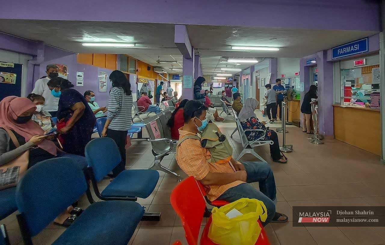 Pesakit menunggu giliran untuk mendapatkan ubat dari jabatan farmasi selepas berjumpa dengan doktor di Klinik Kesihatan Ampang, 23 April 2022.