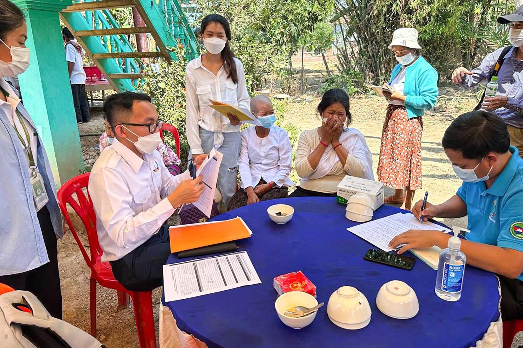 Gambar yang dikeluarkan oleh Jabatan Kawalan Penyakit Berjangkit Kemboja (CDCD) pada 23 Februari menunjukkan pakar CDCD mendidik penduduk kampung tentang ancaman virus H5N1, di wilayah Prey Veng. Gambar: AFP