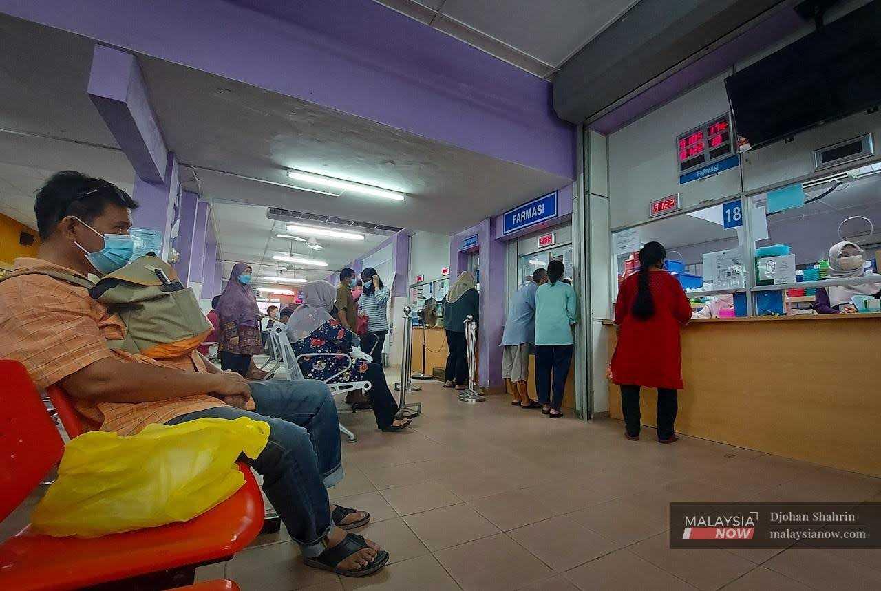 Pesakit sedang menunggu giliran mengambil ubat di kaunter farmasi sebuah klinik kesihatan di Ampang, Selangor.