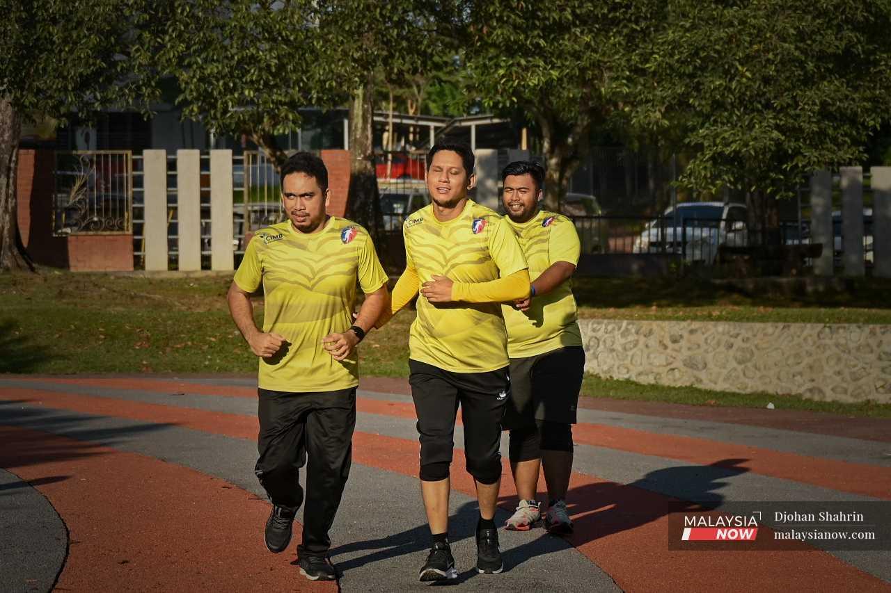 On his days off from work, Zamha wakes up early to go jogging with his friends in Cheras. He was once a football player and even represented the country as part of the team for the visually impaired. 