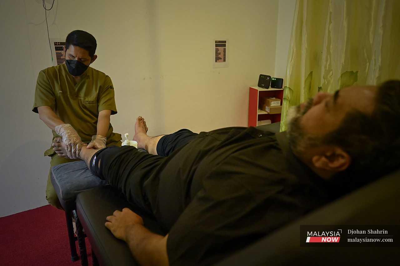 He attended a school for special needs in Setapak and then took up physiotherapy at a college in Cyberjaya. Today, he works as a massage therapist at a reflexology centre in Sungai Besi. 