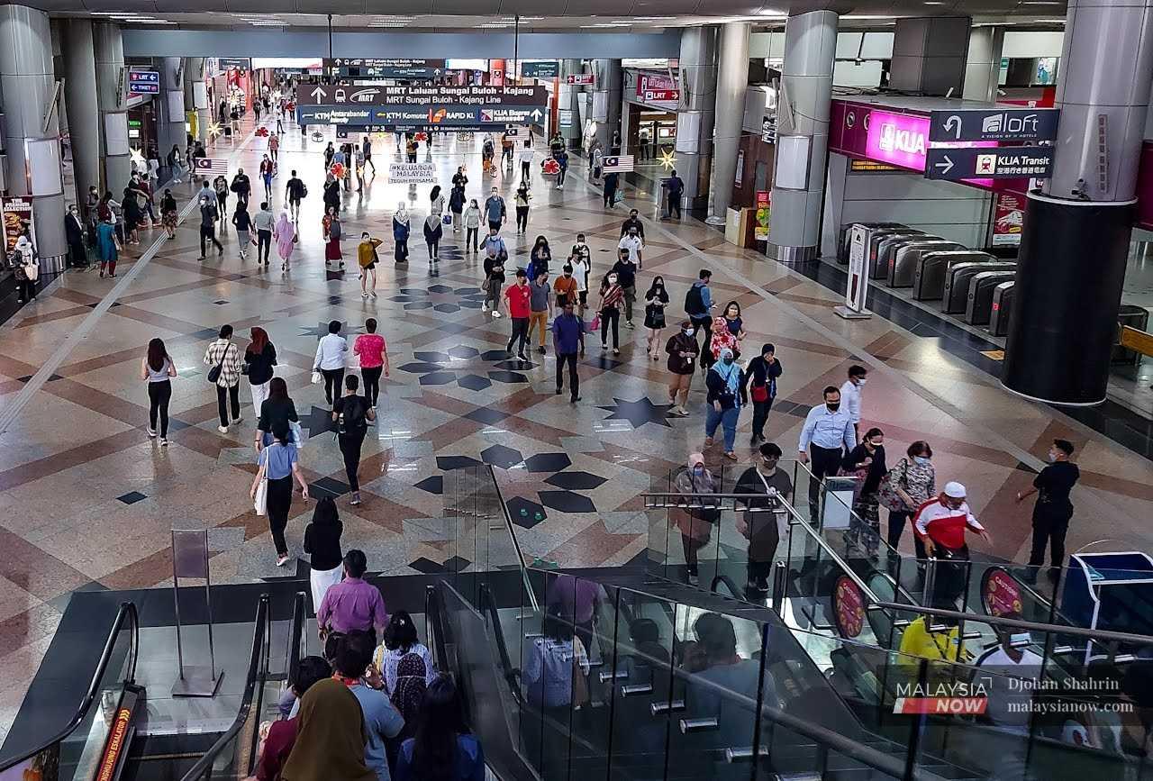 Beberapa pengguna pengangkutan awam di KL Sentral, Kuala Lumpur dilihat masih memakai pelitup muka, 21 September, 2022.
