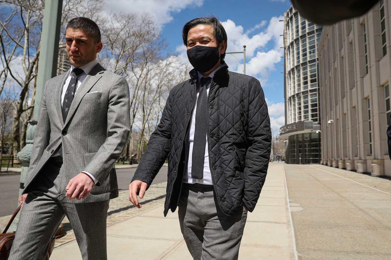 Bekas pegawai bank Goldman Sachs Roger Ng keluar dari Mahkamah Persekutuan Brooklyn selepas didapati bersalah kerana membantu menyelewengkan dana 1MDB, di Brooklyn, New York, 8 April 2022. Gambar: Reuters