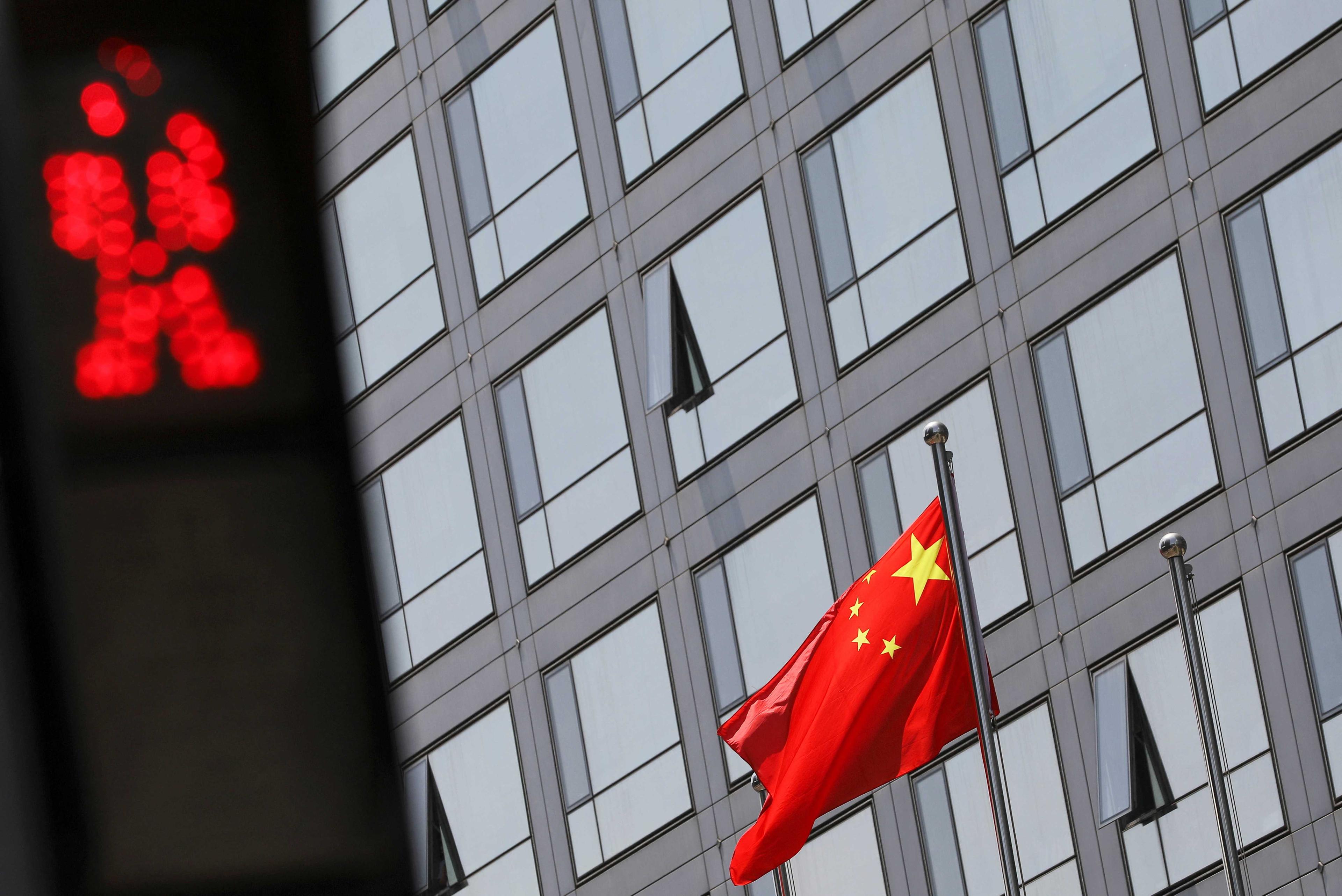 Gambar fail bendera kebangsaan China berkibar di luar bangunan Suruhanjaya Kawal Selia Sekuriti China (CSRC) di Beijing, 9 Julai 2021. Gambar: Reuters