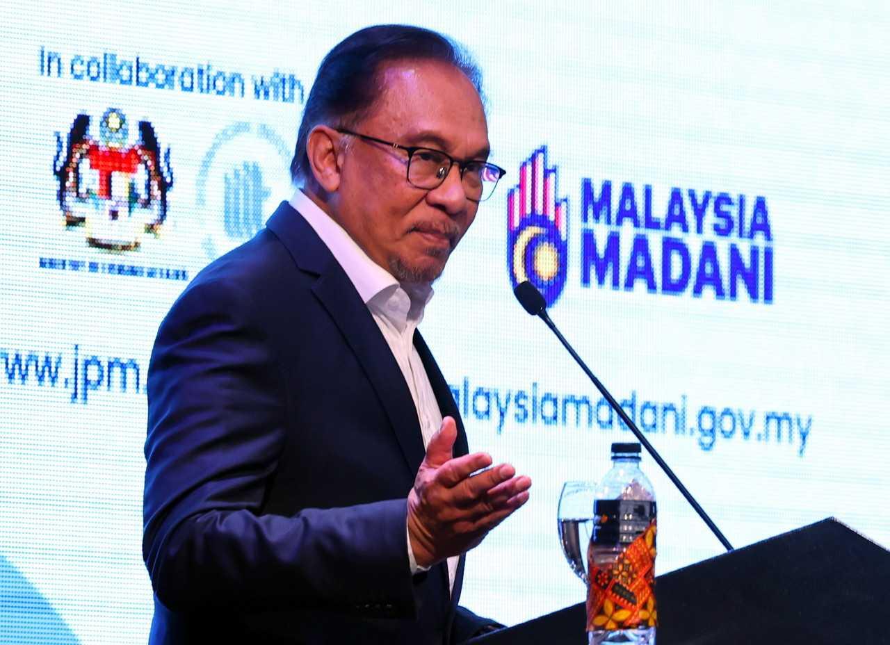 Perdana Menteri Anwar Ibrahim ketika berucap pada Forum Antarabangsa: Pendekatan Madani Mendepani Cabaran Islamofobia di Putrajaya, 27 Februari. Gambar: Bernama