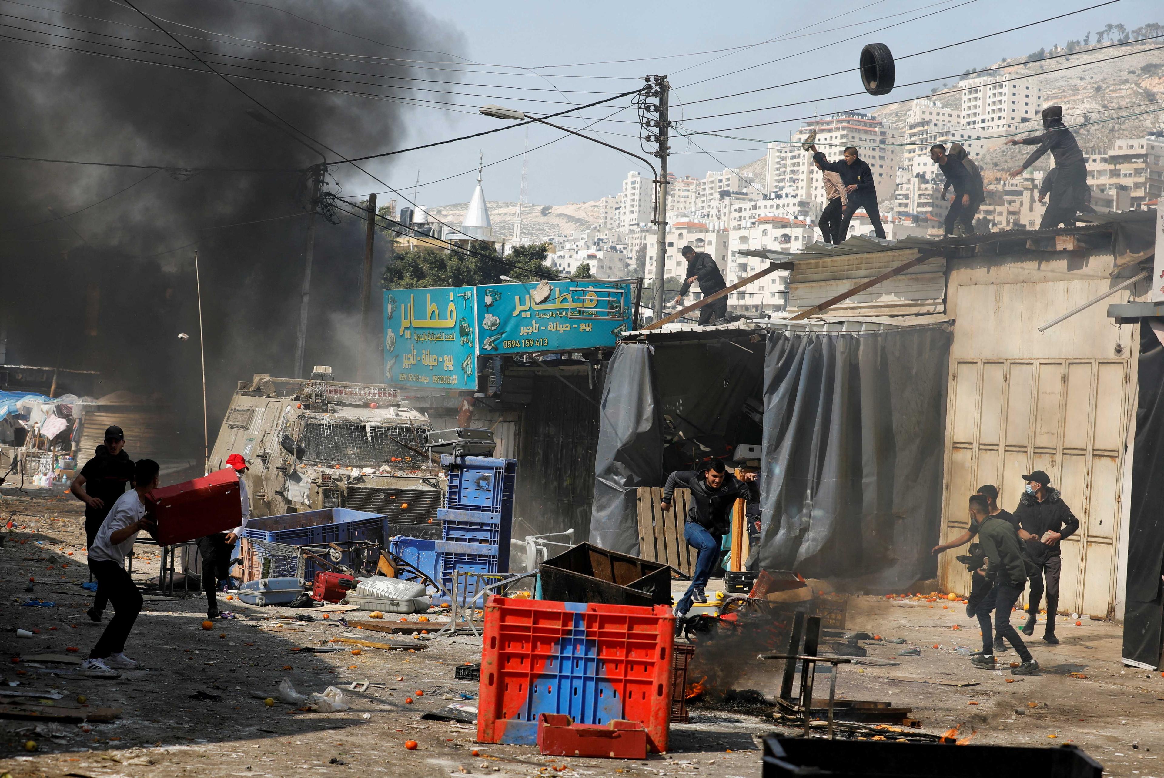 Penduduk Palestin bertempur dengan tentera Israel semasa serbuan di Nablus di Tebing Barat, 22 Februari 2023. Gambar: Reuters