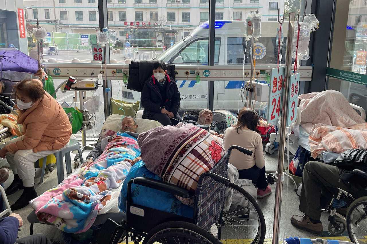 Beberapa pesakit berbaring di atas katil di jabatan kecemasan sebuah hospital, di tengah-tengah penularan wabak Covid-19 di Shanghai, China, 5 Januari. Gambar: Reuters