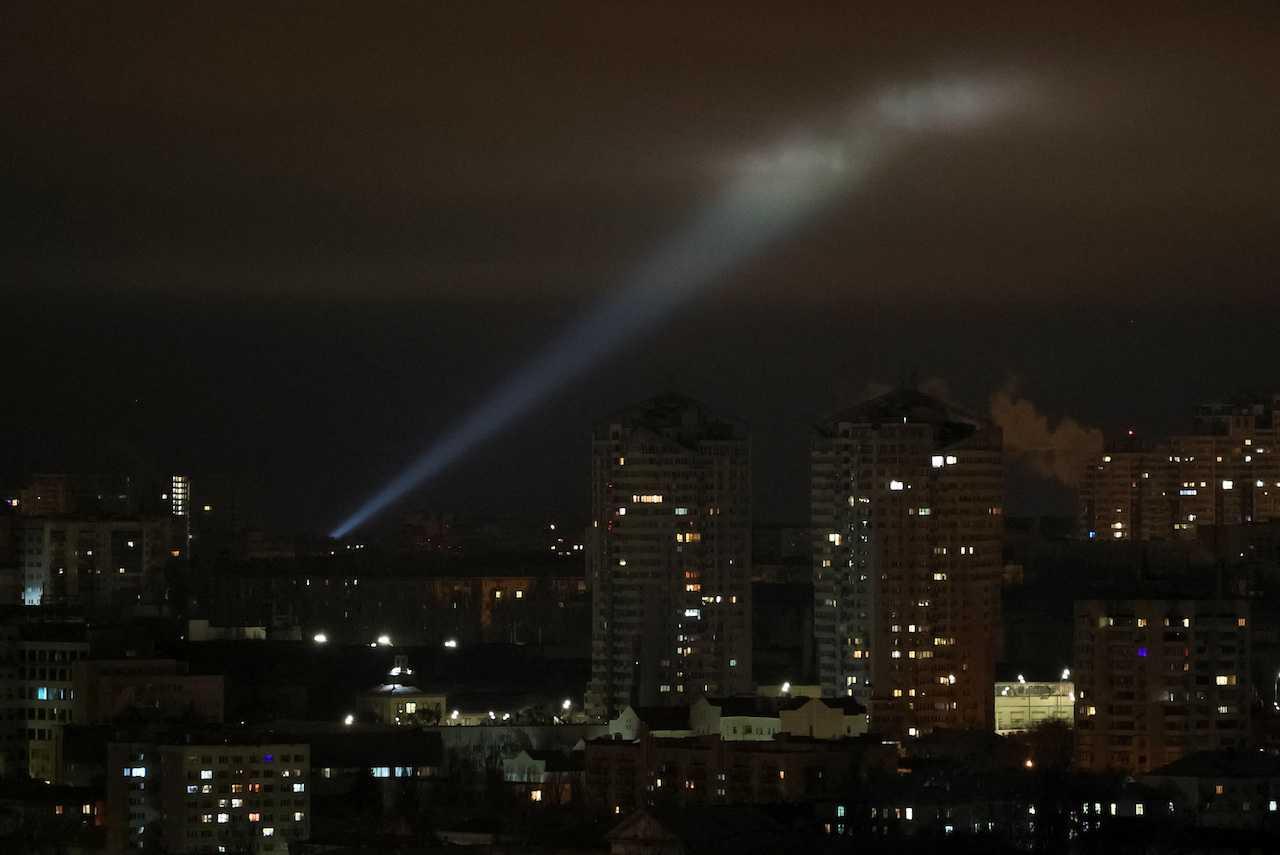 Ukrainian servicemen use a searchlight as they look for drones in the sky over the city during a Russian drone strike, amid Russia's attack on Ukraine, in Kyiv, Feb 27. Photo: Reuters