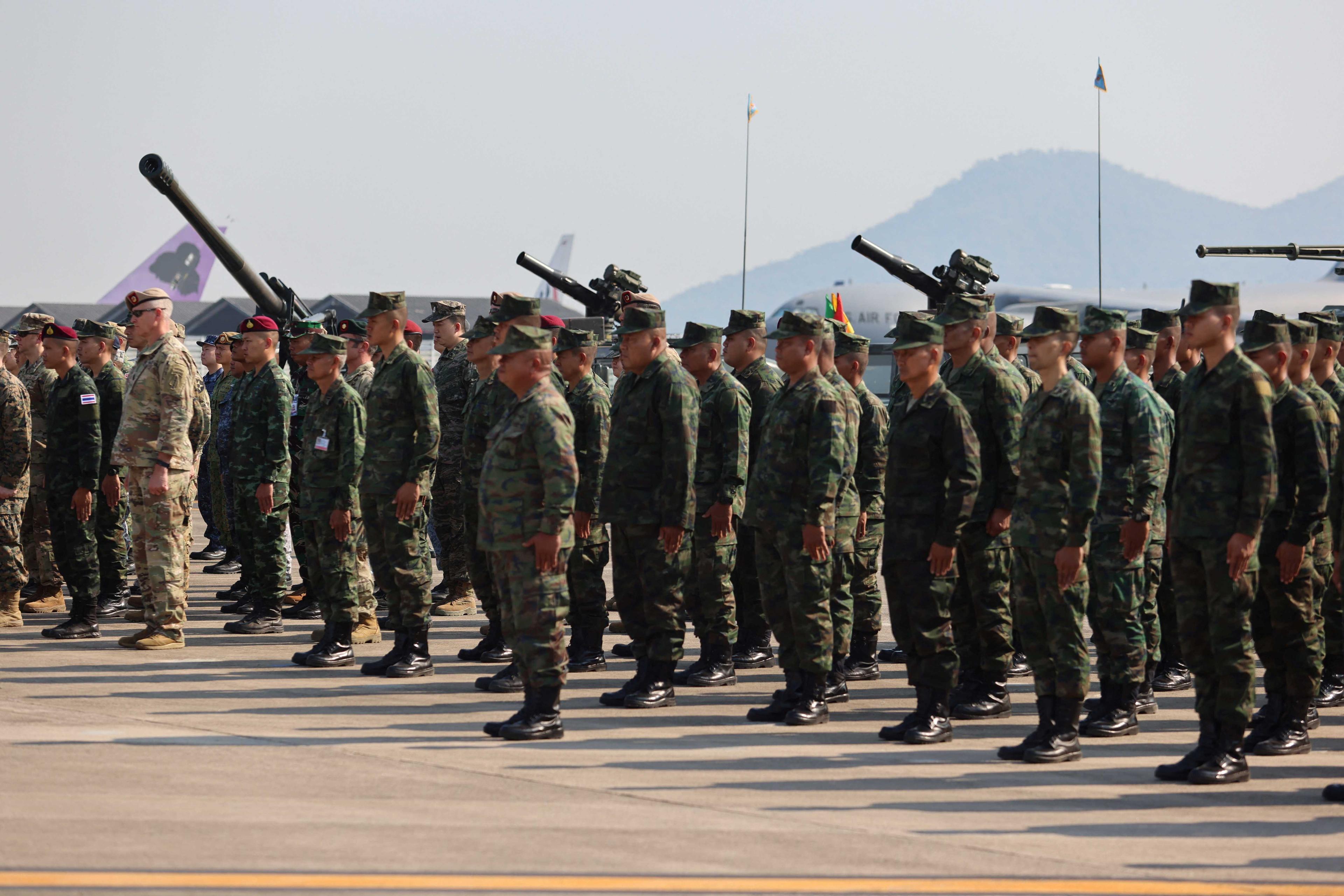 Barisan tentera menghadiri majlis perasmian Cobra Gold, latihan ketenteraan pelbagai hala tahunan terbesar di Asia, di Lapangan Terbang Antarabangsa U-Tapao, wilayah Rayong, Thailand, 27 Februari. Gambar: Reuters