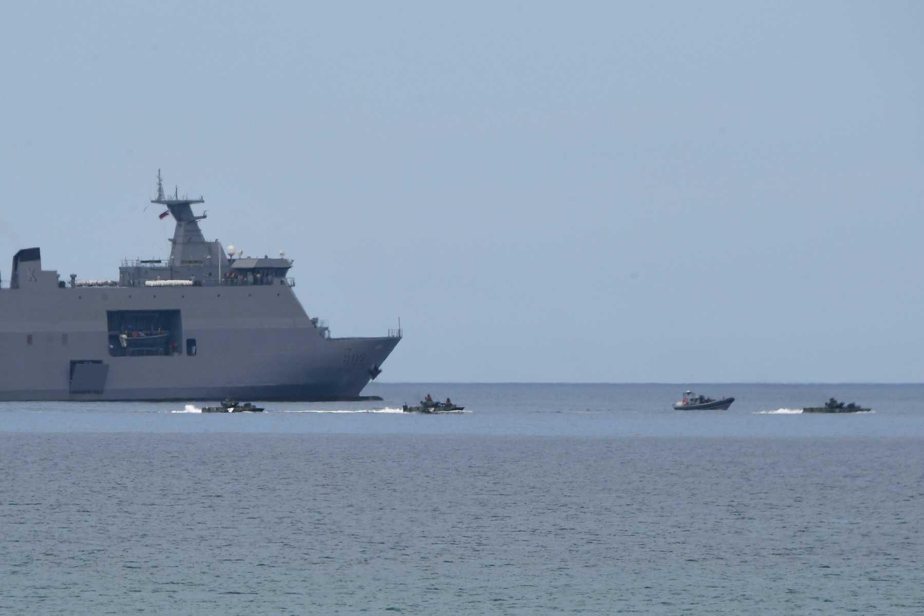 Bot tempur amfibia tentera laut Filipina bergerak di sebelah kapal tentera laut BRP Tarlac Filipina semasa latihan bersama tentera laut Amerika Syarikat di Laut China Selatan dekat dengan Zambales pada 7 Oktober, 2022. Gambar: Reuters