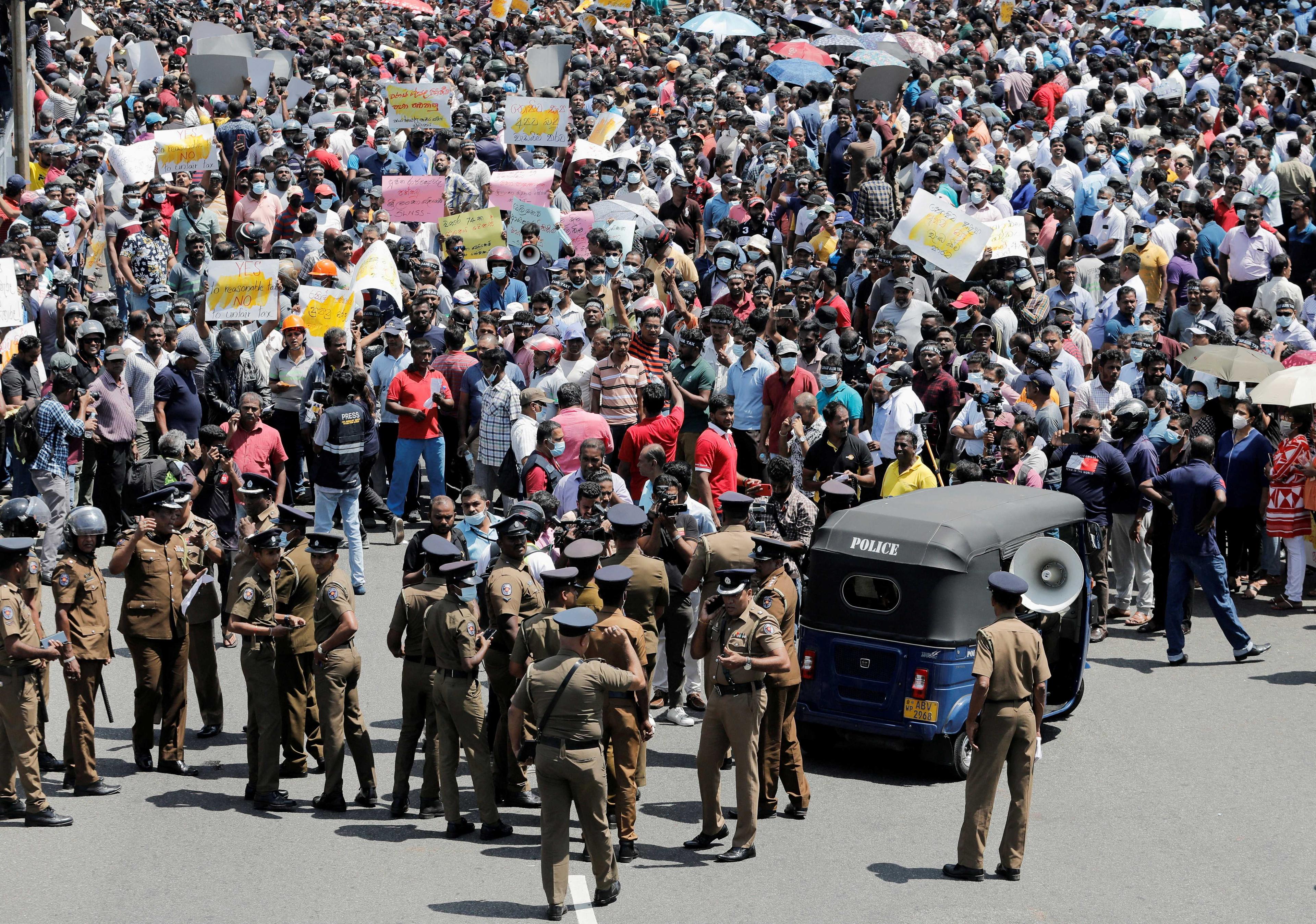 Kesatuan sekerja perkhidmatan penting Sri Lanka memprotes kenaikan tinggi cukai pendapatan peribadi berikutan krisis ekonomi terburuk negara di Colombo, Sri Lanka, 8 Februari. Gambar: Reuters