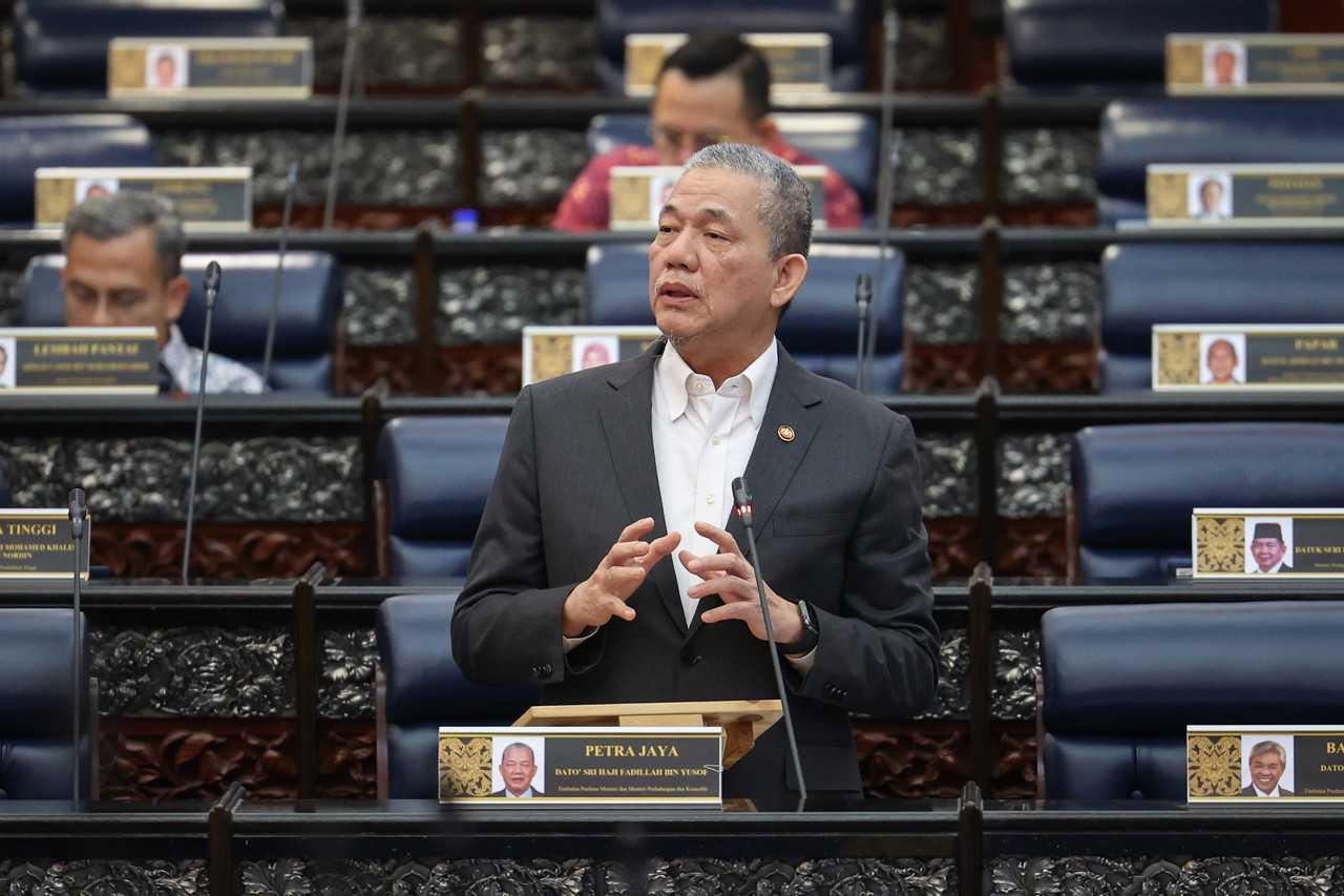 Deputy Prime Minister Fadillah Yusof speaks in the Dewan Rakyat, Feb 23. Photo: Bernama