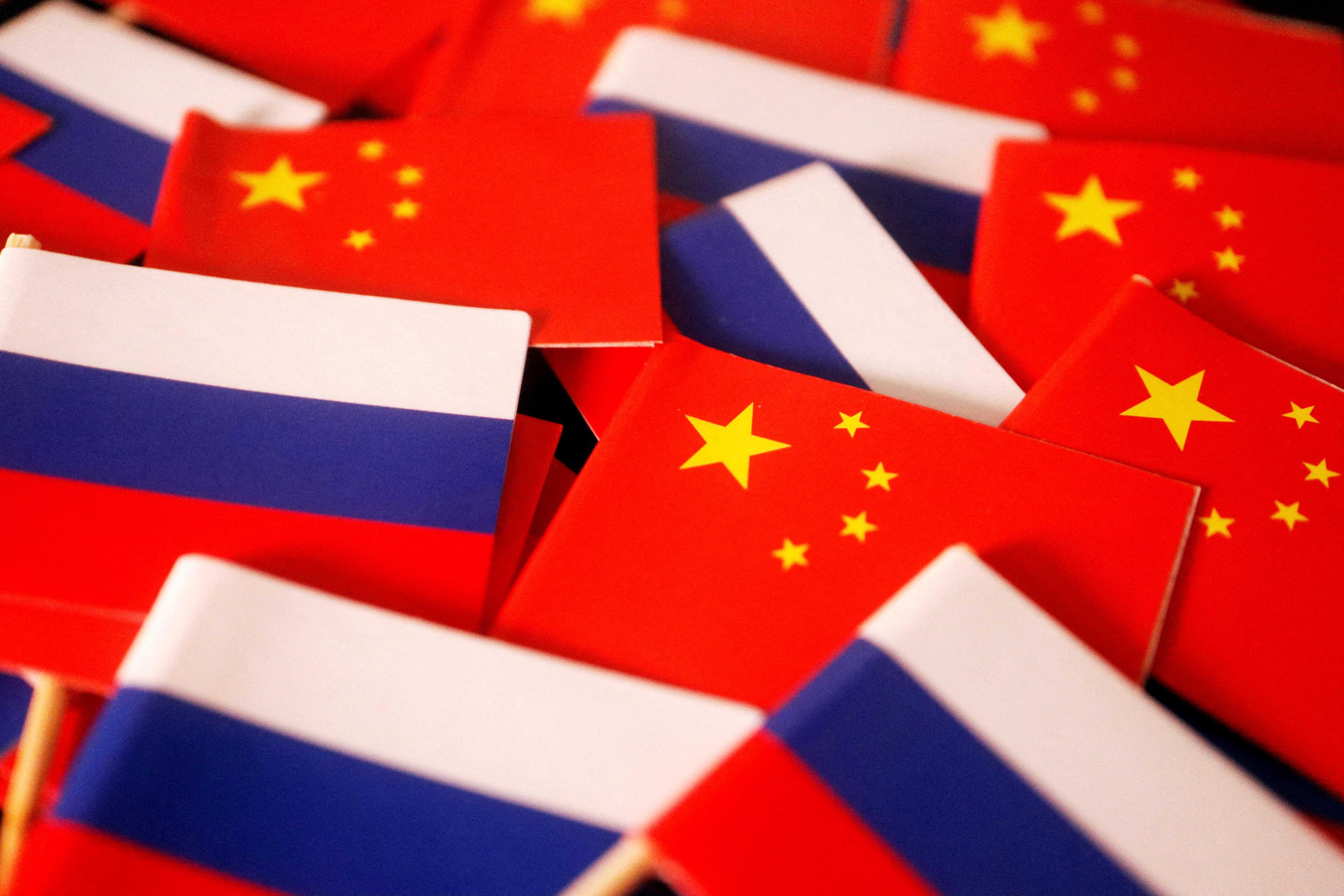 Bendera China dan Rusia. Gambar: Reuters