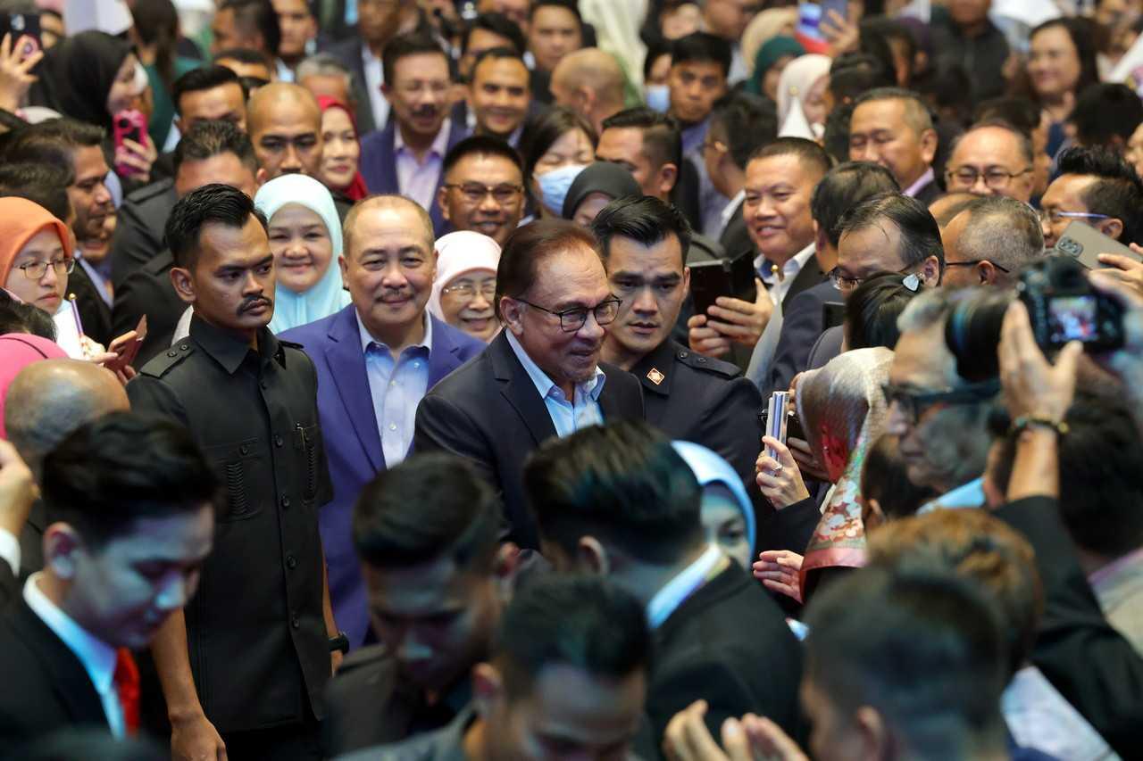 Prime Minister Anwar Ibrahim (centre) chats with civil servants at an event in Kota Kinabalu, Feb 28. Photo: Bernama
