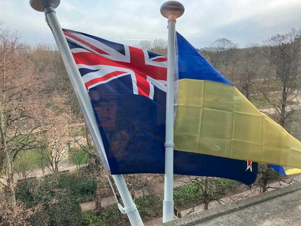 Bendera New Zeland dan Ukraine dikibarkan bersama. Gambar: Facebook