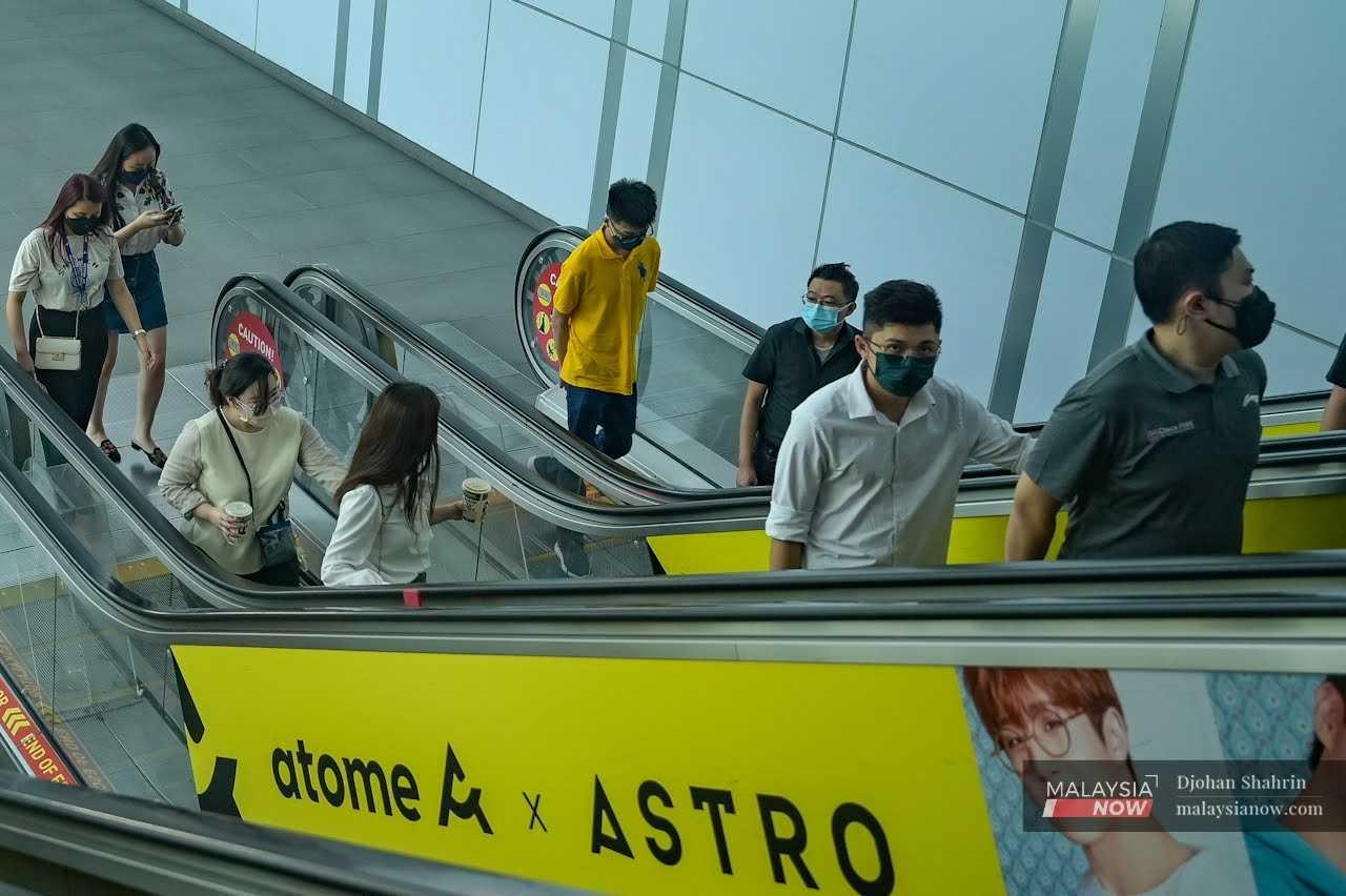 Orang ramai menaiki eskalator di KL Sentar, Kuala Lumpur.