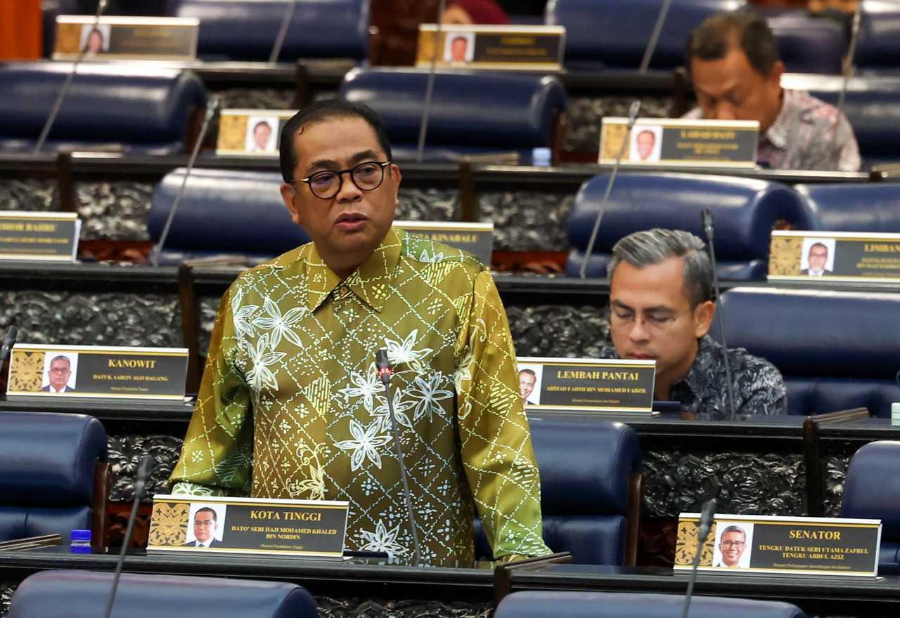 Menteri Pengajian Tinggi Mohamed Khaled Nordin menjawab pertanyaan ketika sesi soal jawab lisan pada Mesyuarat Pertama Penggal Kedua Parlimen ke-15 di Bangunan Parlimen, 2 Mac. Gambar: Bernama