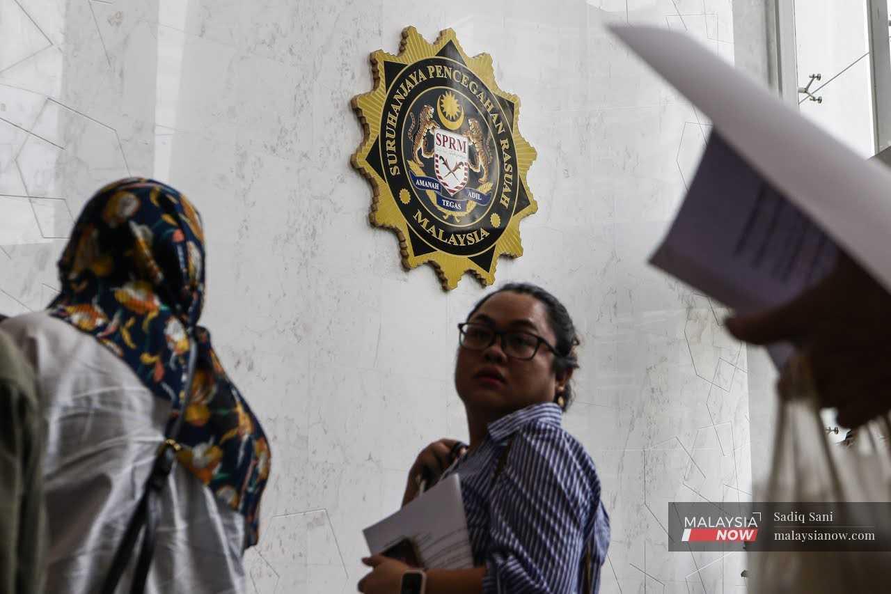 Anggota Suruhanjaya Pencegahan Rasuah Malaysia di ibu pejabat agensi itu di Putrajaya.