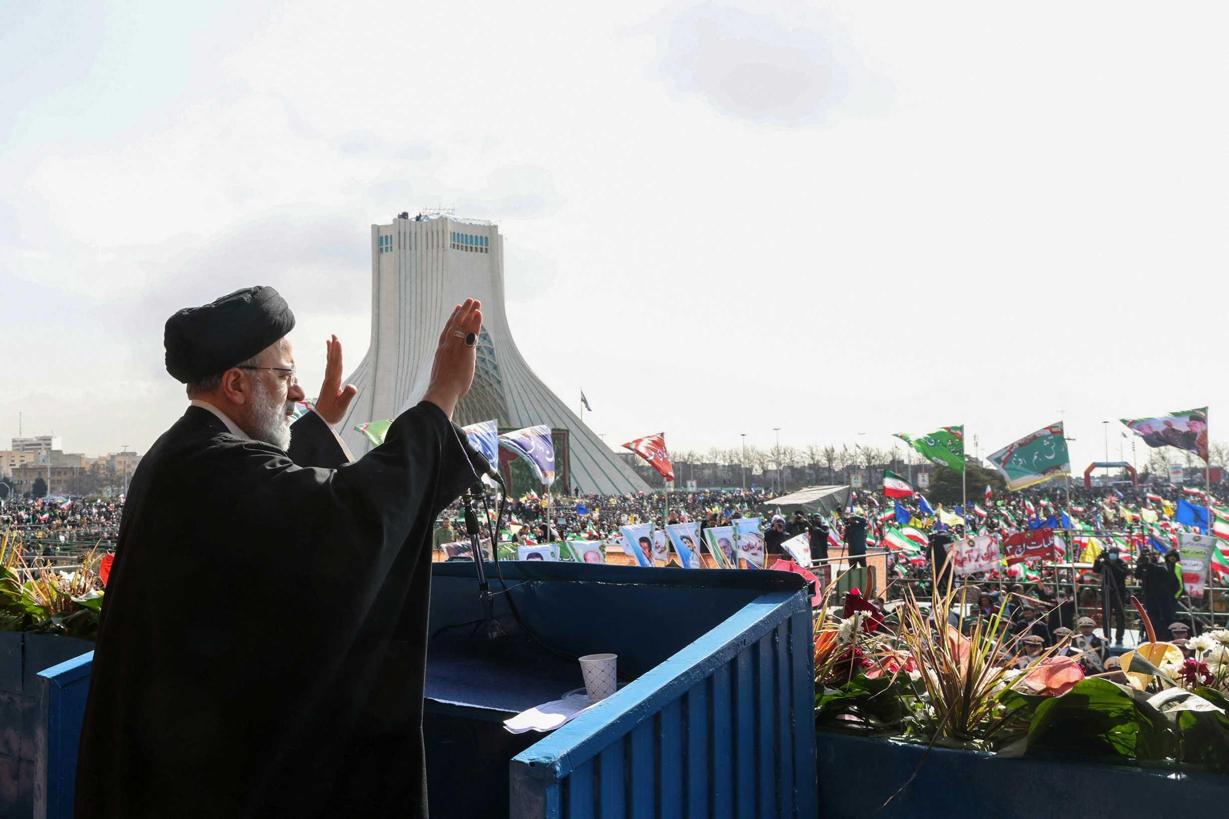 Presiden Iran Ebrahim Raisi melambai semasa ulang tahun ke-44 Revolusi Islam di Tehran, Iran, 11 Februari 2023. Gambar: Reuters