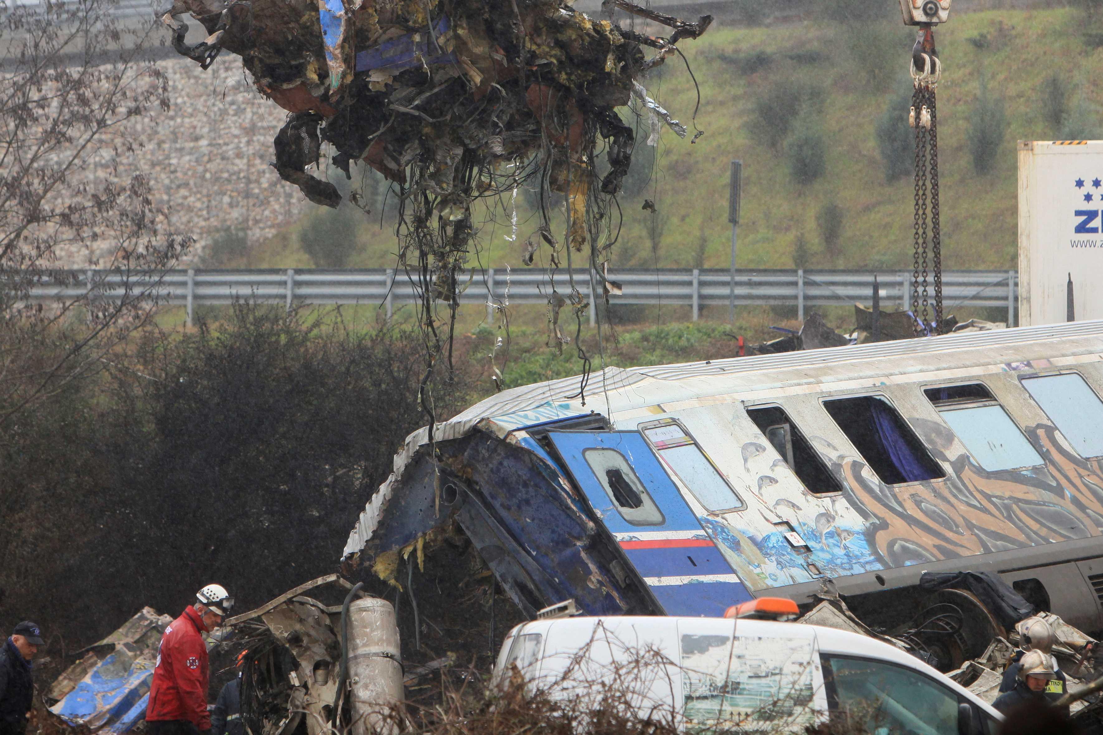 Pasukan penyelamat sedang menjalankan kerja mencari mangsa di lokasi nahas, di mana dua kereta api bertembung, berhampiran bandar Larissa, Greece, 2 Mac. Gambar: Reuters