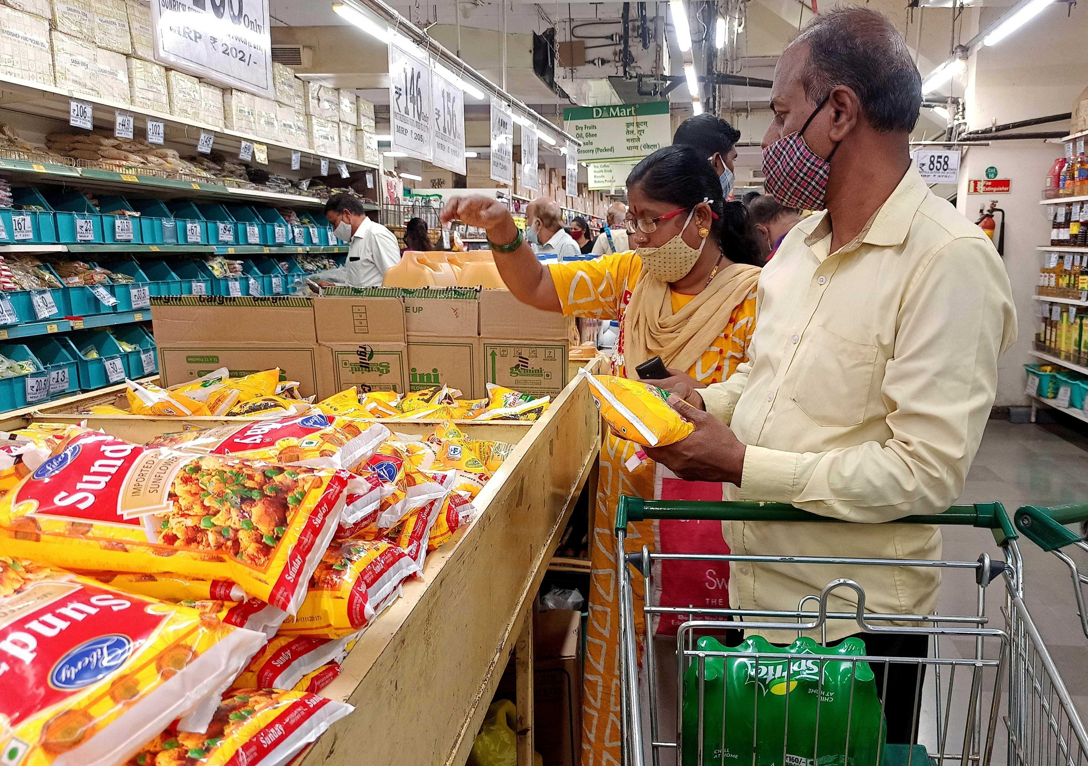 Pengunjung membeli paket minyak sayuran di sebuah pasar raya di Mumbai, India, 7 Mac 2022. Gambar: Reuters