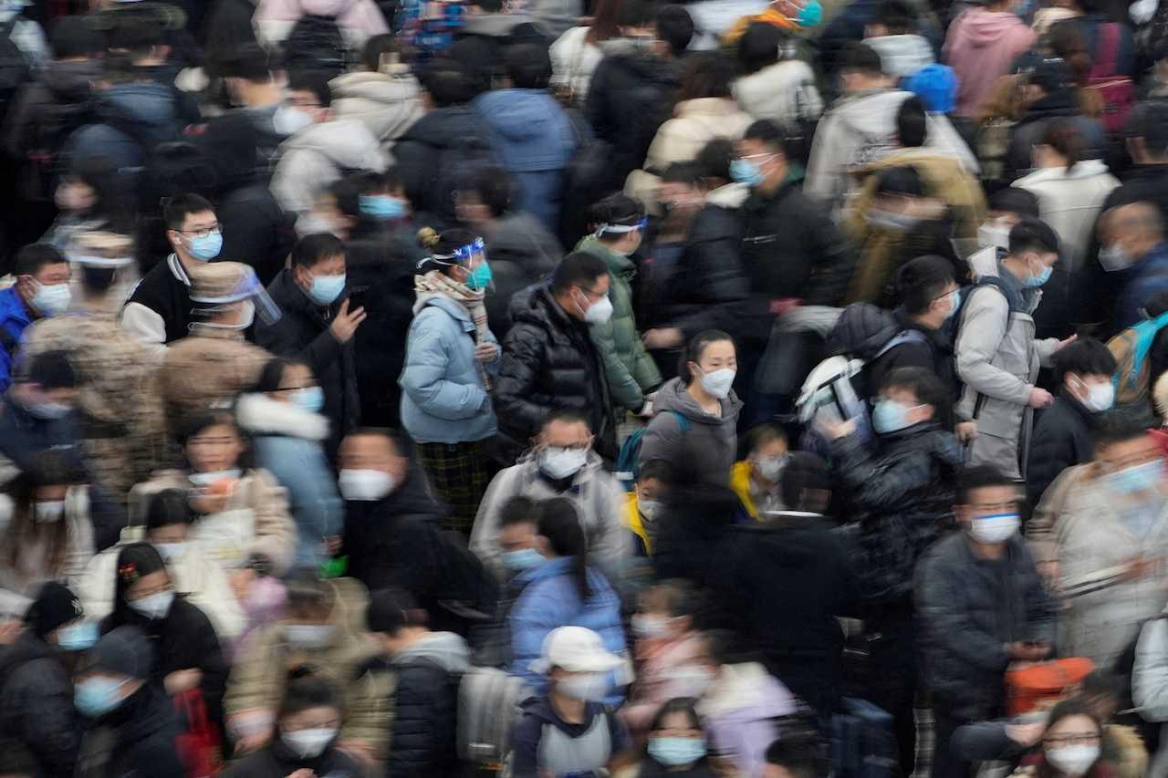 Passengers wait to board trains at Shanghai's Hongqiao Railway Station in Shanghai, China, Jan 18. Photo: Reuters