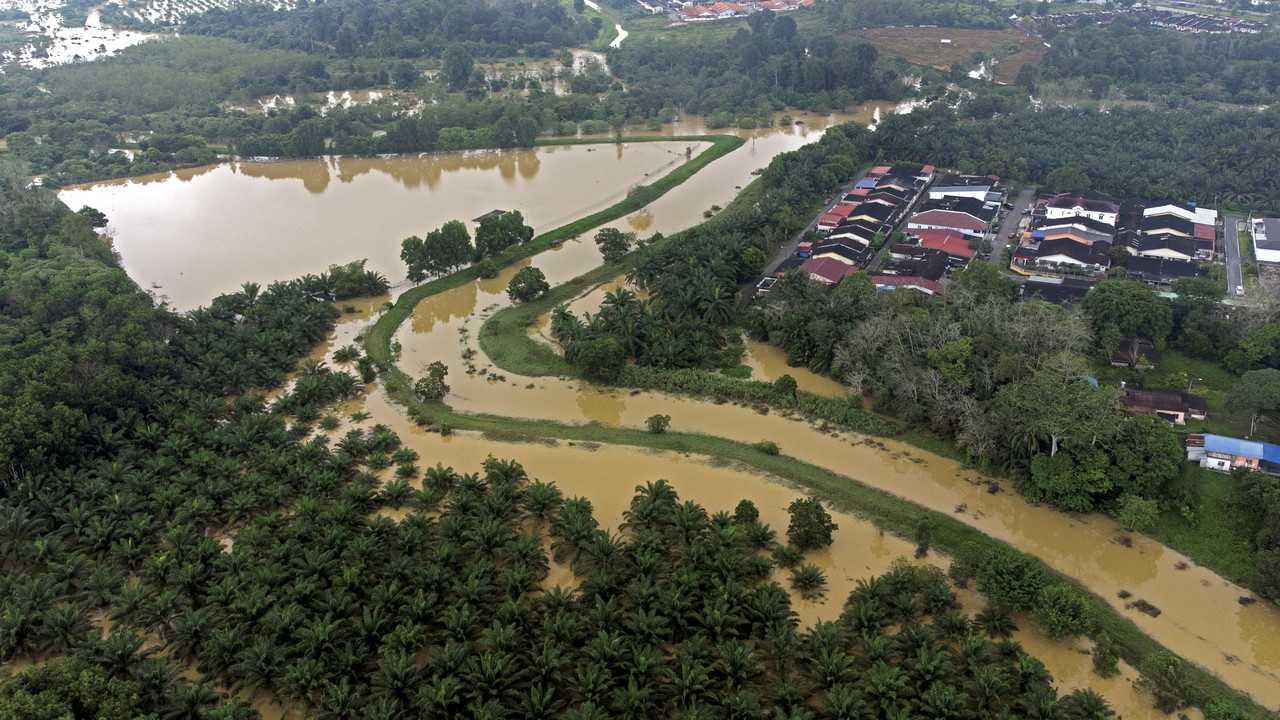 Pemandangan udara menunjukkan limpahan air di Sungai Gemas susulan hujan lebat berterusan sehingga mengakibatkan beberapa kediaman ditenggelami air banjir, 3 Mac. Gambar: Bernama