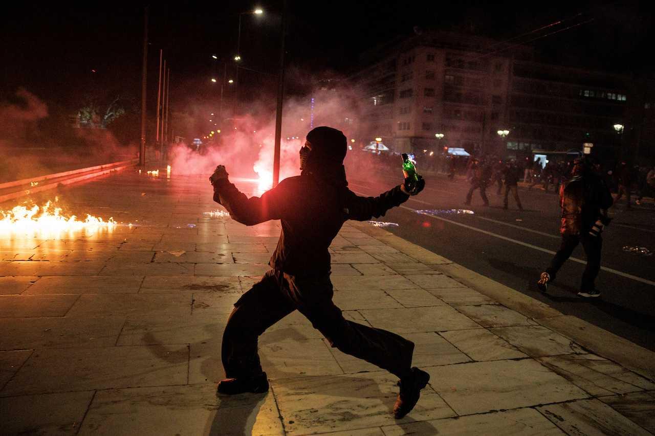 A protester prepares to throw a petrol bomb during a demonstration in front of the parliament building following the collision of two trains, near the city of Larissa, in Athens, Greece, March 3. Photo: Reuters