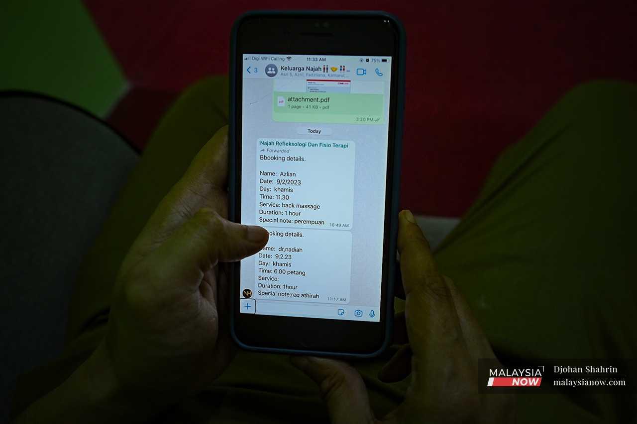 Zamha juga menggunakan WhatsApp untuk menyemak tempahan pelanggan, juga dengan bantuan perisian yang tersedia untuk orang sepertinya.