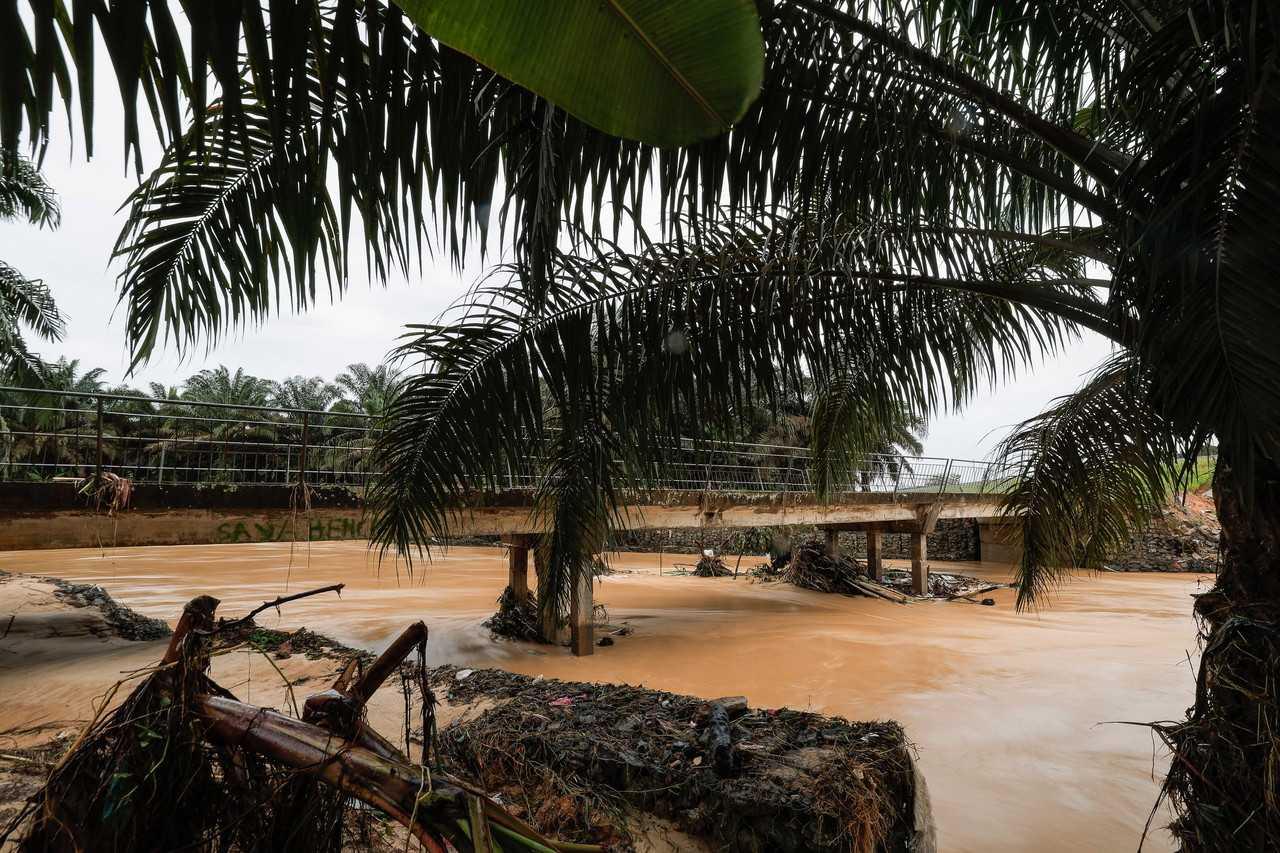 Sebuah jambatan yang menjadi jalan pintas kepada penduduk untuk ke Jalan Chan Wing Paloh dan Kluang ditutup kerana berlakunya keretakan selepas terjejas banjir ketika tinjauan di sekitar Rumah Rakyat Bekok, Johor, 5 Mac. Gambar: Bernama