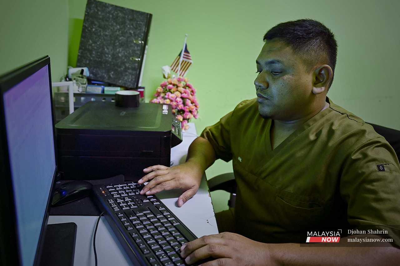 Rakan sekerjanya, Azril Che Ibrahim, juga cacat penglihatan, menggunakan komputer dengan bantuan perisian suara.