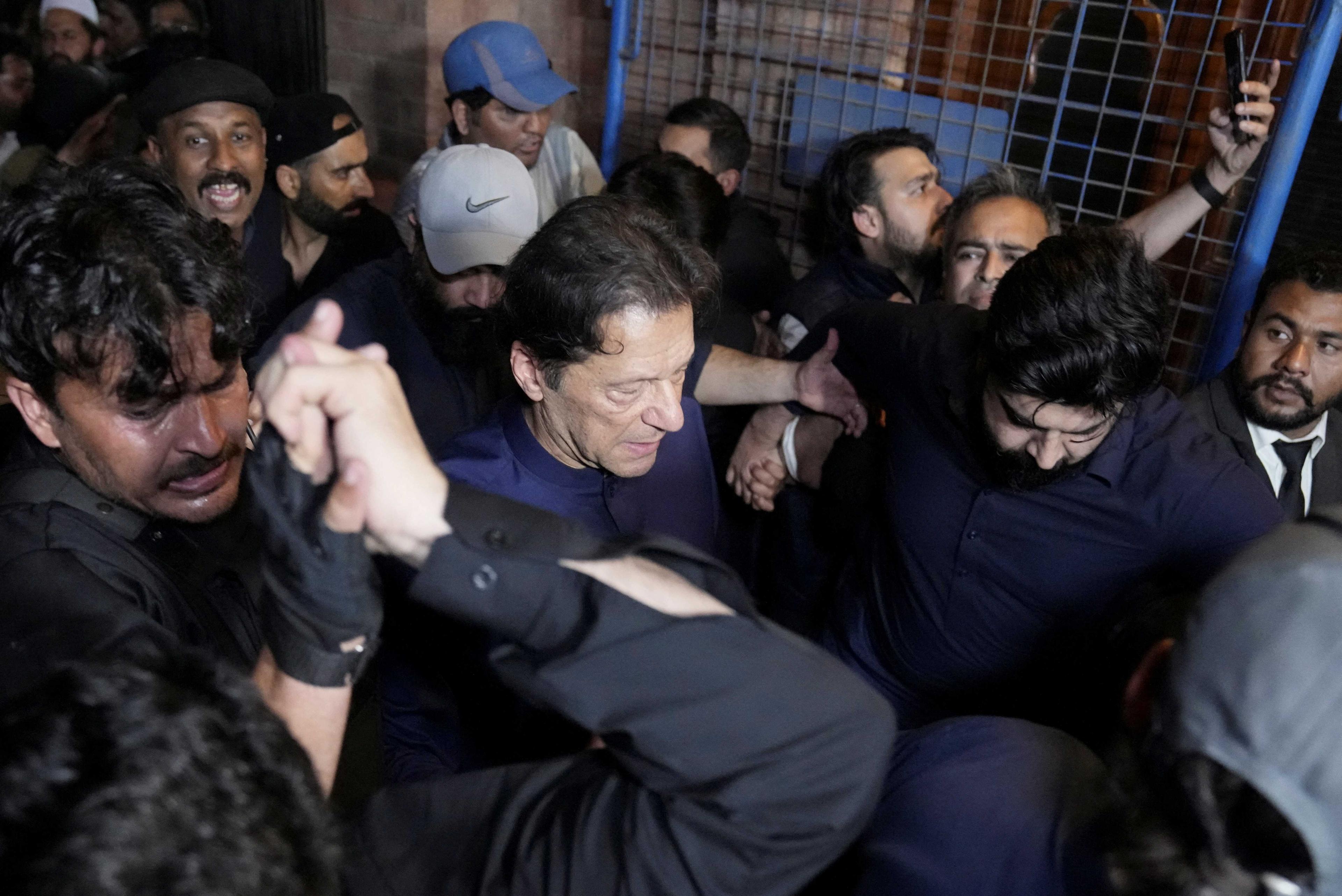 Bekas perdana menteri Pakistan Imran Khan bersama para penyokongnya ketika meninggalkan Mahkamah Tinggi Lahore, Pakistan, 20 Februari. Gambar: Reuters