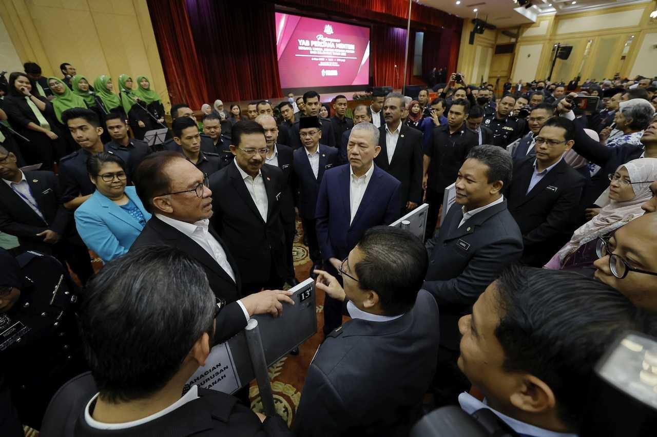 Prime Minister Anwar Ibrahim chats with personnel from the Prime Minister's Department in Putrajaya, March 6. Photo: Bernama