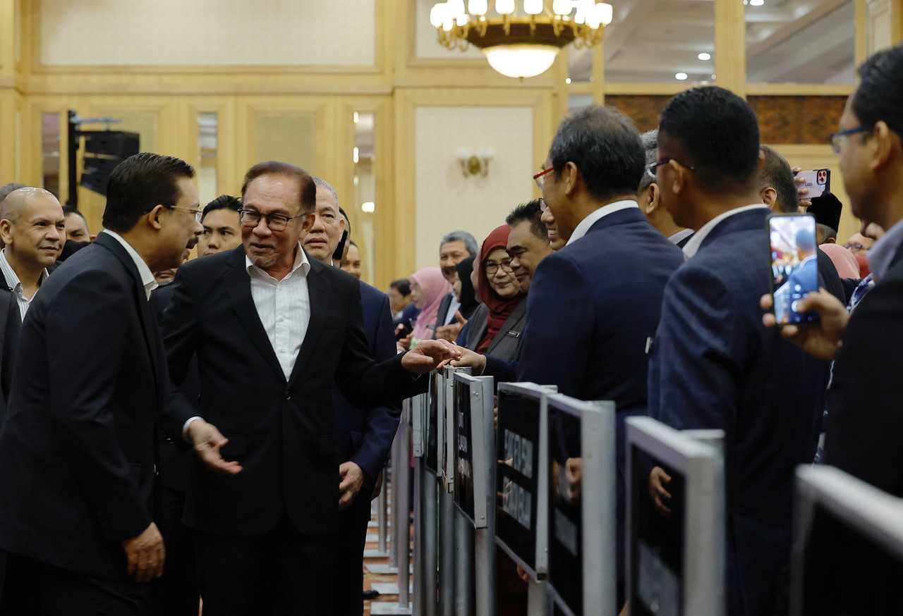 Perdana Menteri Anwar Ibrahim beramah mesra bersama penjawat awam pada Majlis Perhimpunan Bulanan Bersama Warga Jabatan Perdana Menteri di Putrajaya, 6 Mac. Gambar: Bernama