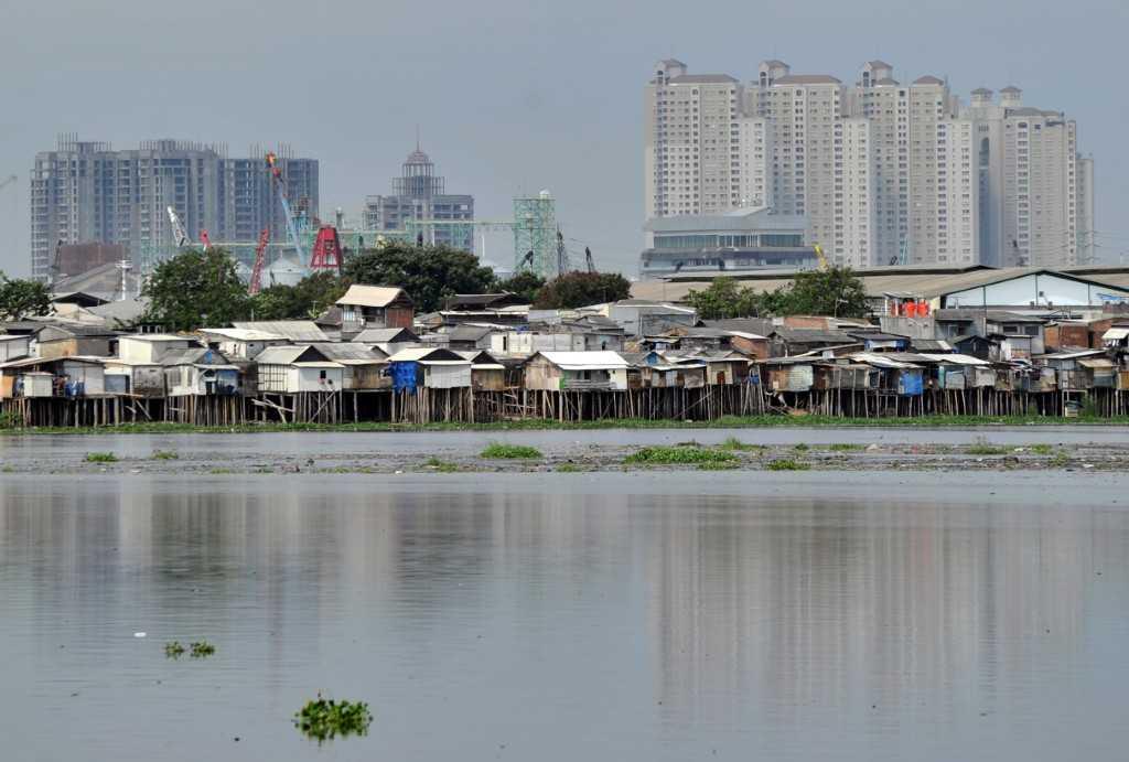 This picture shows houses built near the Pluit Dam in Jakarta on June 11, 2013. Photo: AFP