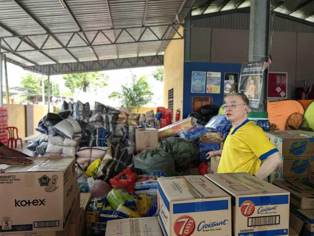 Presiden MCA Wee Ka Siong bersama stok barangan keperluan untuk mangsa banjir di Yong Peng, Johor, 6 Mac. Ahli Parlimen Ayer Hitam itu mengkritik kualiti makanan diberikan kepada mangsa yang disifatkannya sebagai tidak berkualiti selain penghantaran yang lewat sekali gus menyusahkan mangsa. Gambar: Bernama