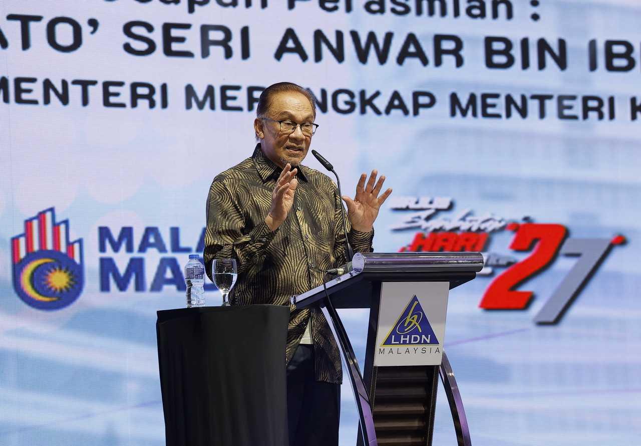 Prime Minister Anwar Ibrahim speaks at the Inland Revenue Board headquarters in Cyberjaya, March 6. Photo: Bernama
