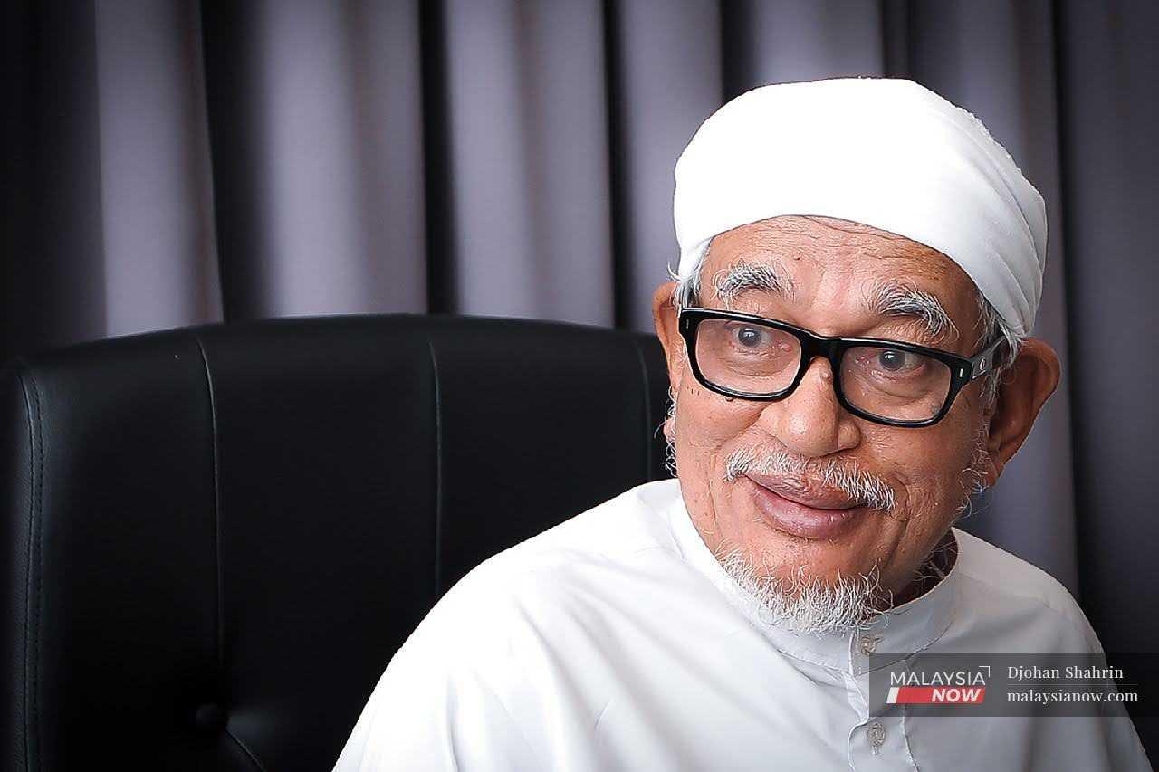 Dewan Rakyat kecoh petang ini apabila para wakil rakyat bertikam lidah tentang kenyataan Presiden PAS Abdul Hadi Awang yang dilaporkan berkata mahu tumbangkan kerajaan pimpinan Anwar Ibrahim kerana ia dijamin dalam amalan demokrasi.