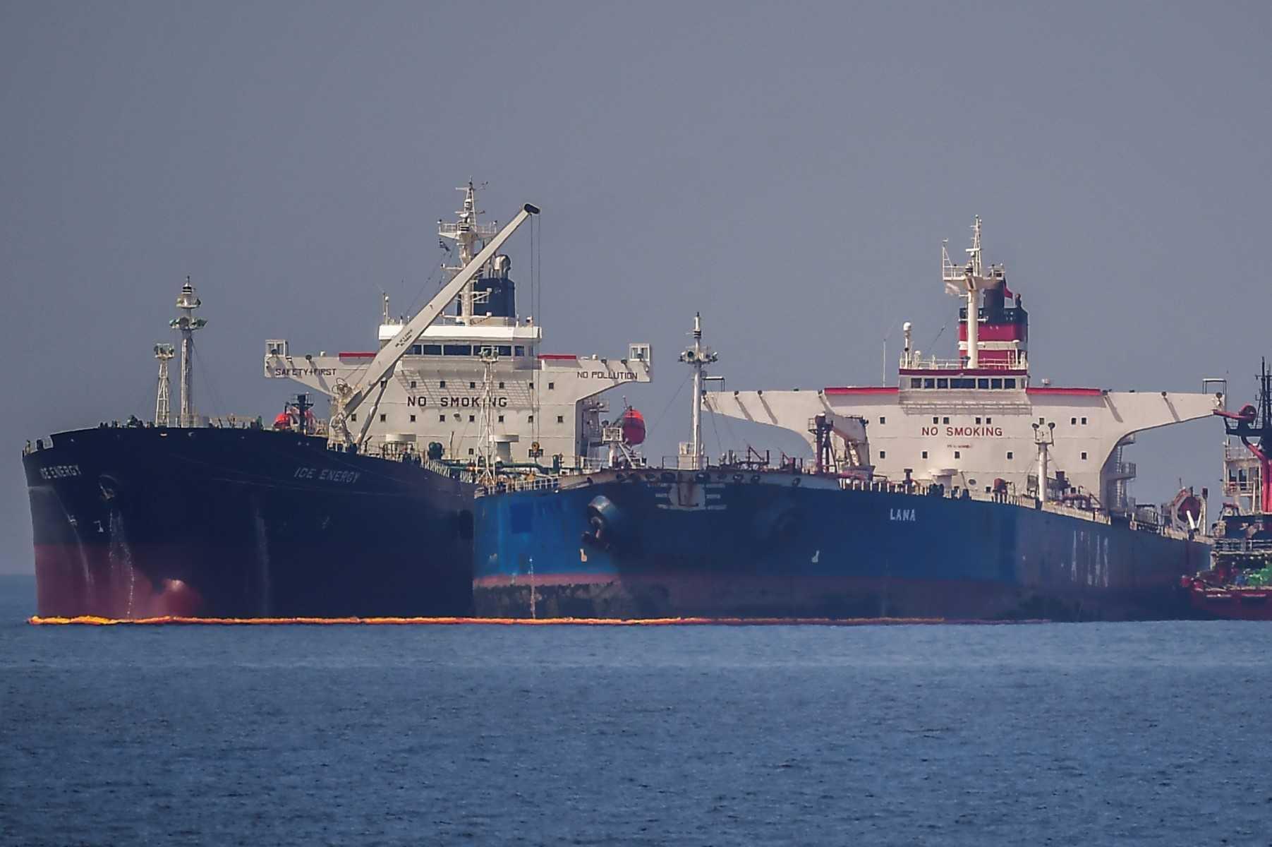 The Liberian-flagged oil tanker Ice Energy (left) transfers crude oil from the Russian-flagged oil tanker Lana (right), off the shore of Karystos, on the Island of Evia, on May 29, 2022. Photo: AFP 