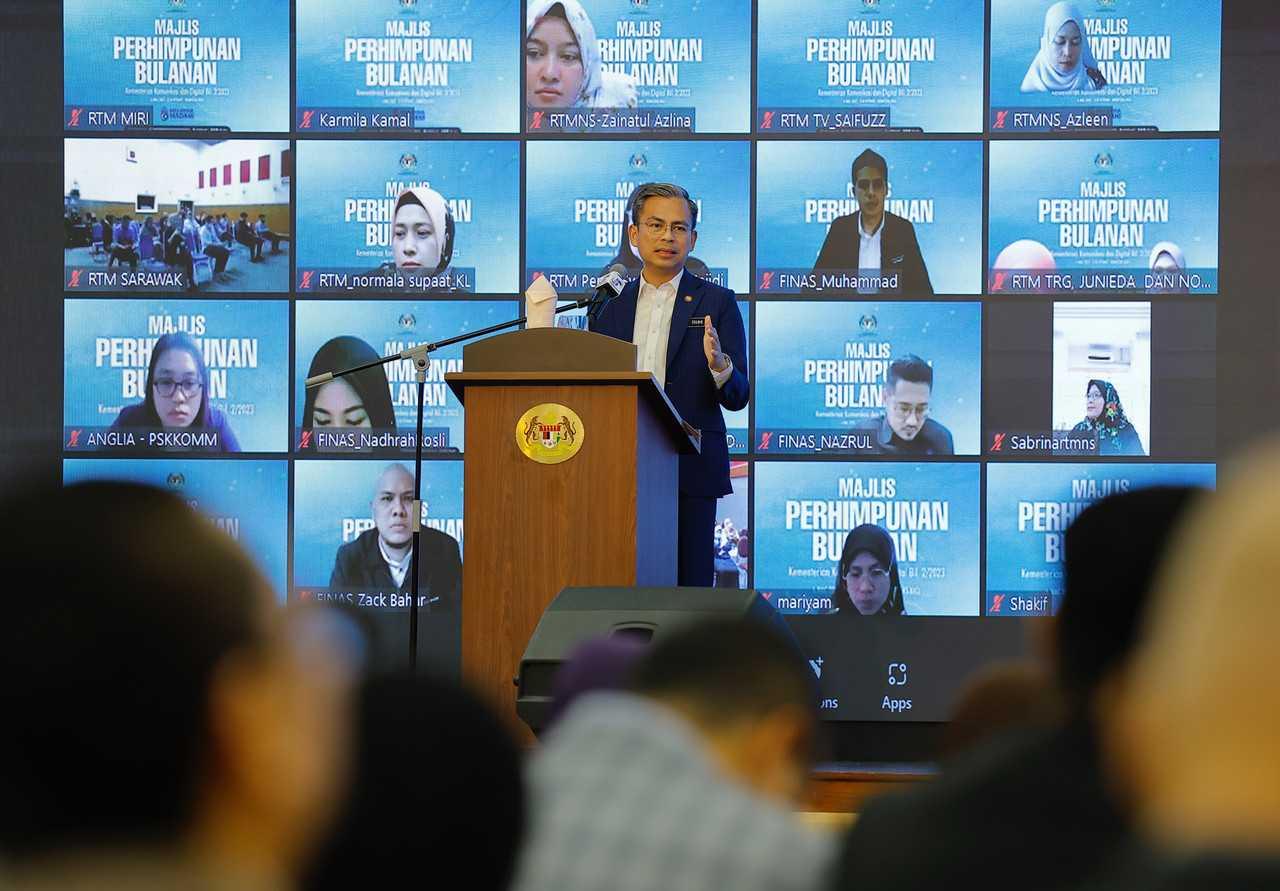 Menteri Komunikasi dan Digital Fahmi Fadzil menyampaikan amanatnya pada Perhimpunan Bulanan Kementerian Komunikasi dan Digital di Putrajaya, 6 Mac. Gambar: Bernama