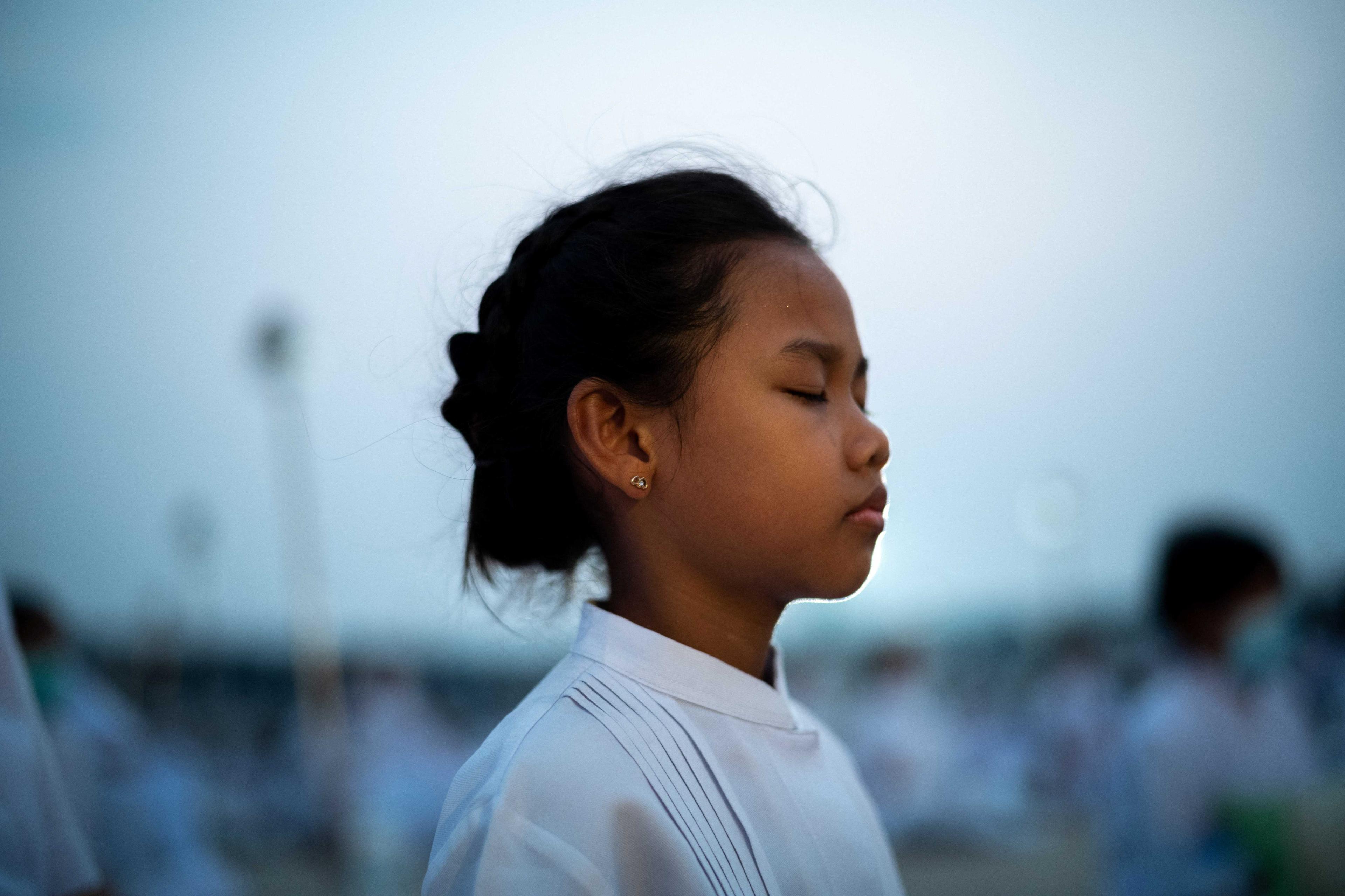 Seorang kanak-kanak sedang berdoa di kuil Wat Phra Dhammakaya semasa upacara memperingati Hari Makha Bucha di wilayah Pathum Thani di luar Bangkok, Thailand, 6 Mac. Gambar: Reuters