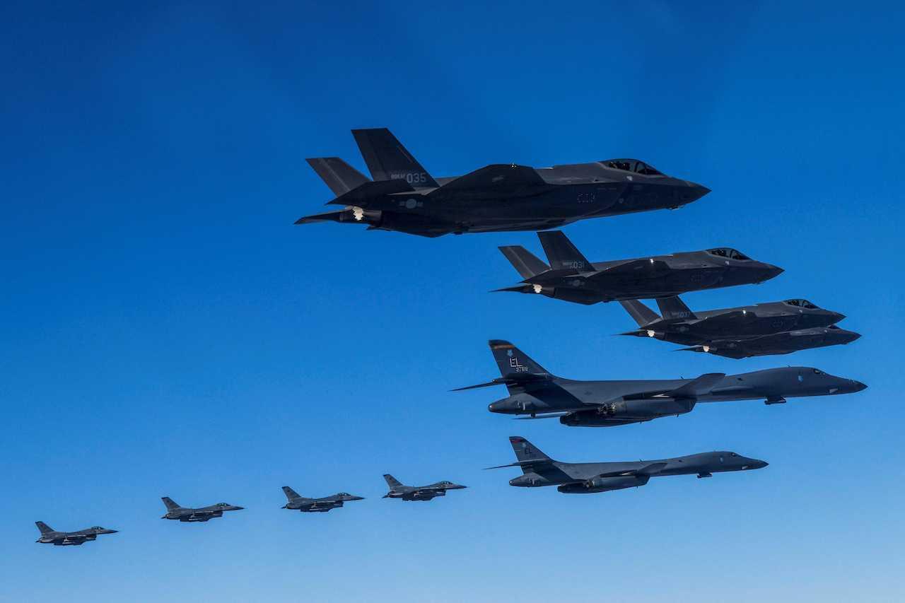 US Air Force B-1B bombers, South Korea's Air Force F-35A fighter jets and US Air Force F-16 fighter jets take part in a joint air drill, South Korea, Feb 19. Photo: Reuters