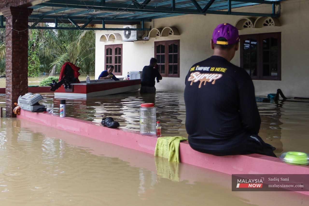 Mangsa banjir berehat di sebuah rumah yang dinaiki air di Kampung Temehel, Yong Peng, Johor, 4 Mac.
