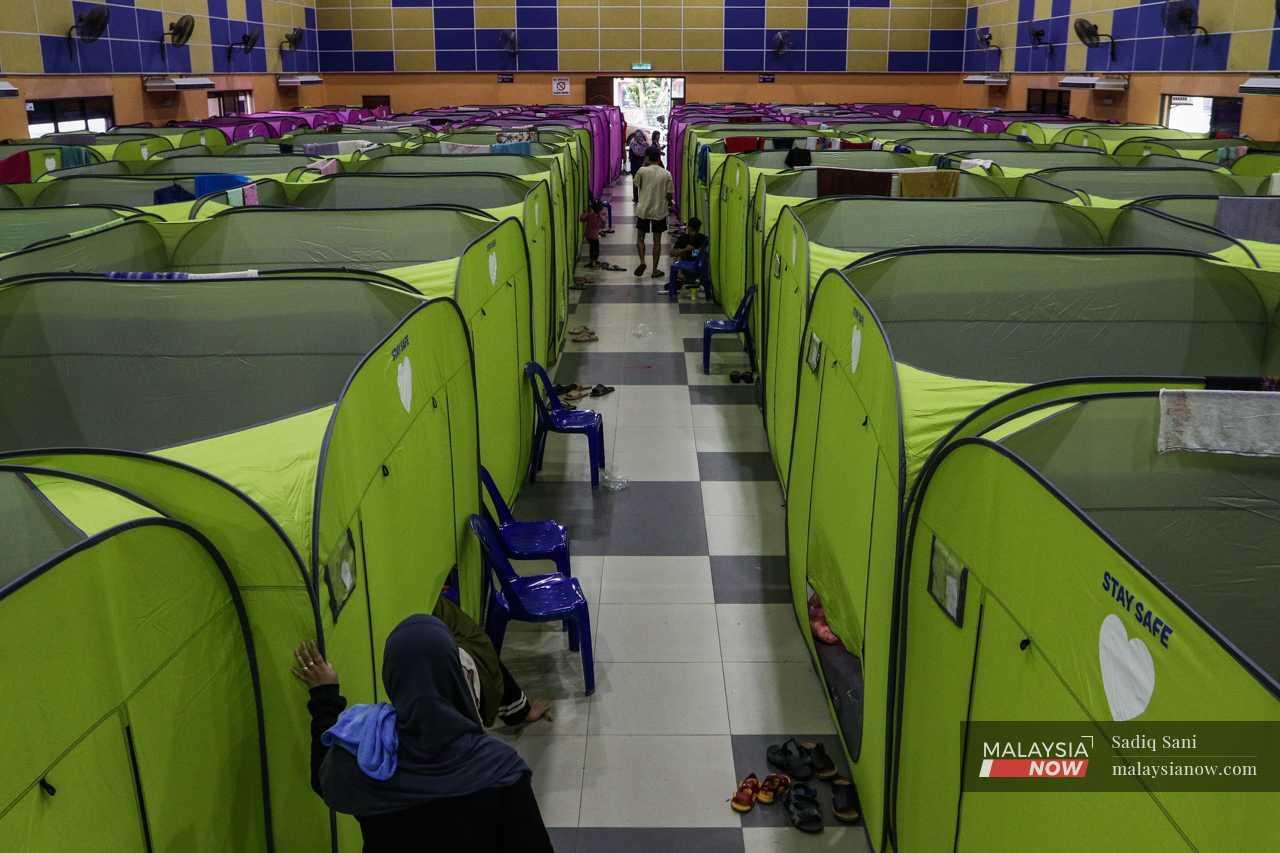 Khemah berwarna-warni didirikan untuk mangsa banjir di pusat pemindahan sementara di Kota Tinggi, Johor.