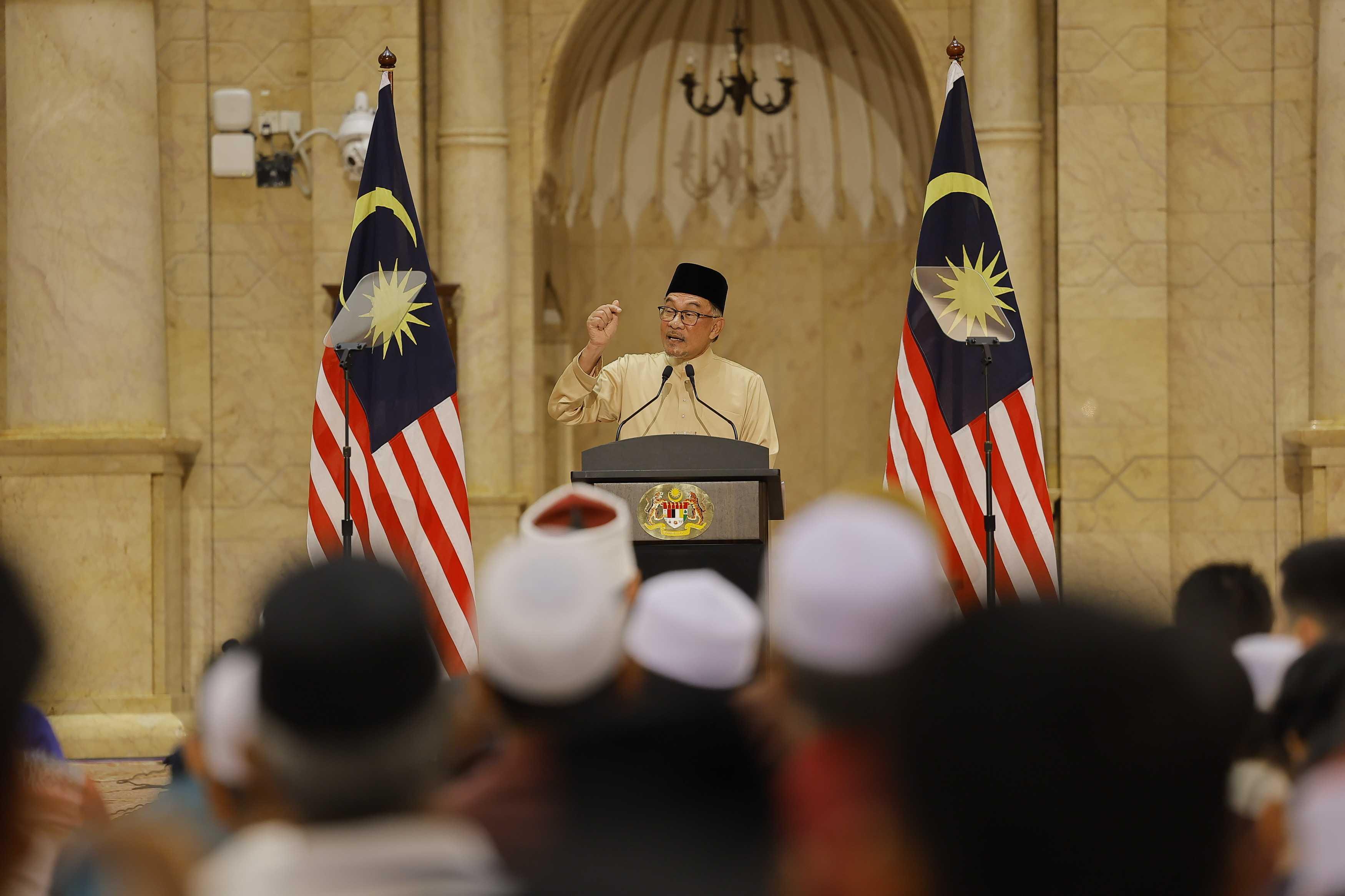 Perdana Menteri Anwar Ibrahim menyampaikan amanat tahun baru 2023 di Masjid Putra, di Putrajaya pada 31 Disember, 2022. Gambar: Bernama