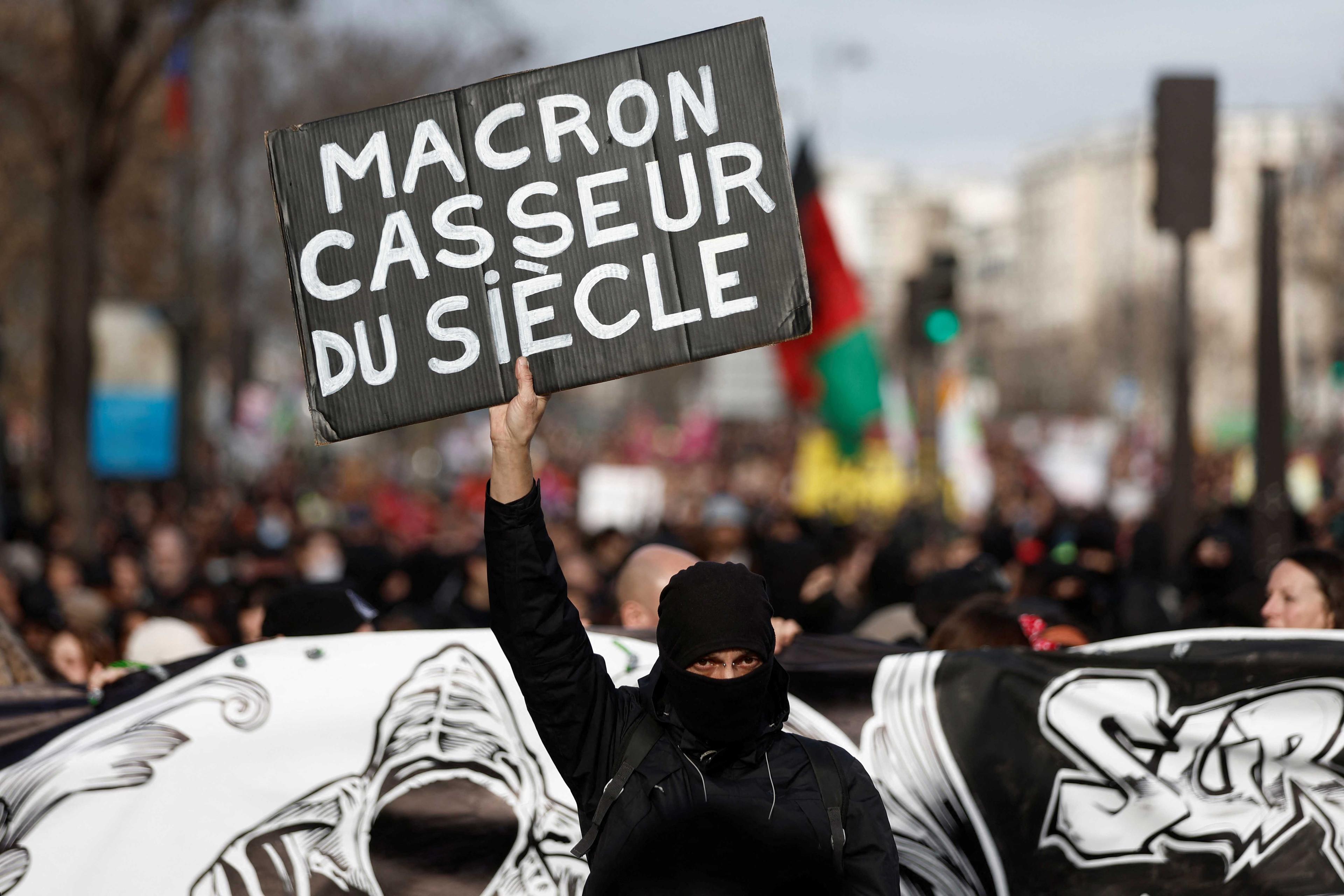 Seorang penunjuk perasaan bertopeng memegang sepanduk bertulis "Macron, pemusnah abad ini" semasa tunjuk perasaan menentang rancangan pembaharuan pencen kerajaan Perancis di Paris, Perancis, 16 Februari. Gambar: Reuters