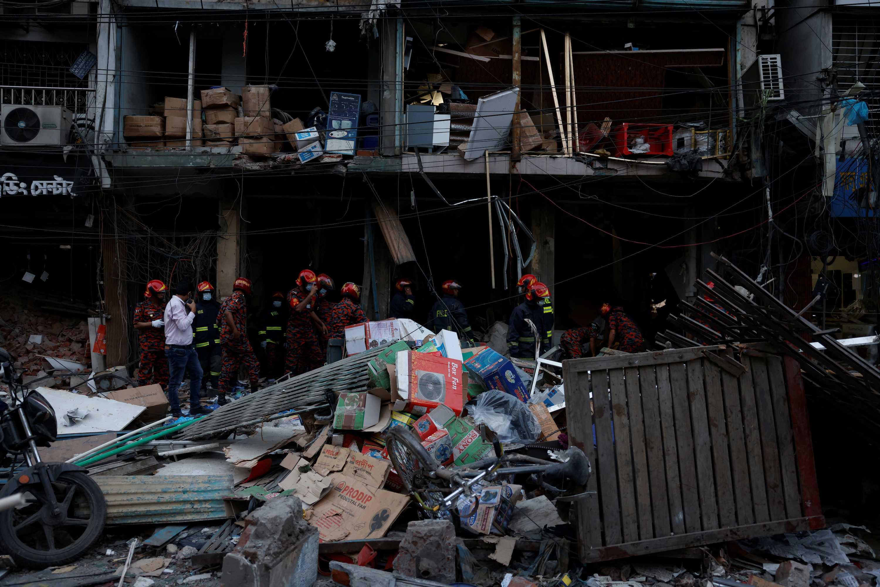 Anggota bomba dan penyelamat di tapak letupan di sebuah bangunan di Dhaka, Bangladesh, 7 Mac. Gambar: Reuters