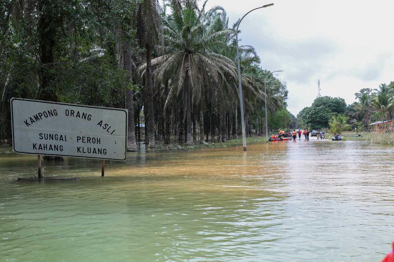 The main road heading to Kampung Orang Asli Sungai Peroh in Kahang, Kluang, still covered in flood water on March 7. Photo: Bernama