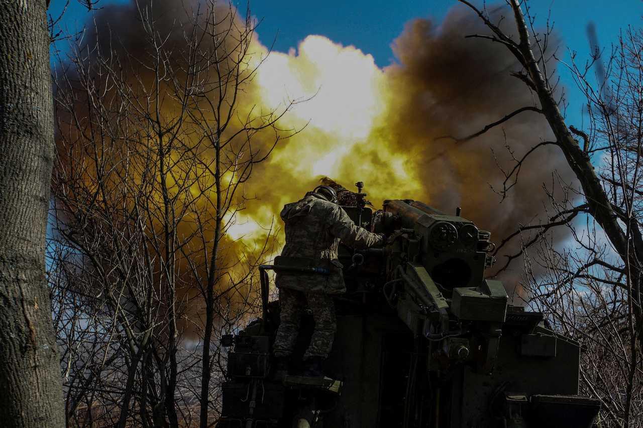 Ukrainian servicemen fire a 2S5 Giatsint-S self-propelled howitzer towards Russian troops outside the frontline town of Bakhmut, amid Russia's attack on Ukraine, in Donetsk region, March 5. Photo: Reuters